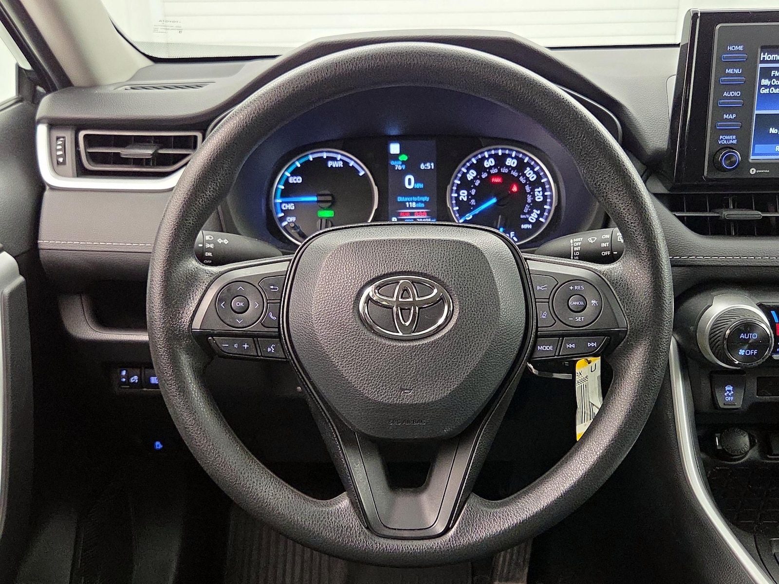 2022 Toyota RAV4 LE - Photo 11