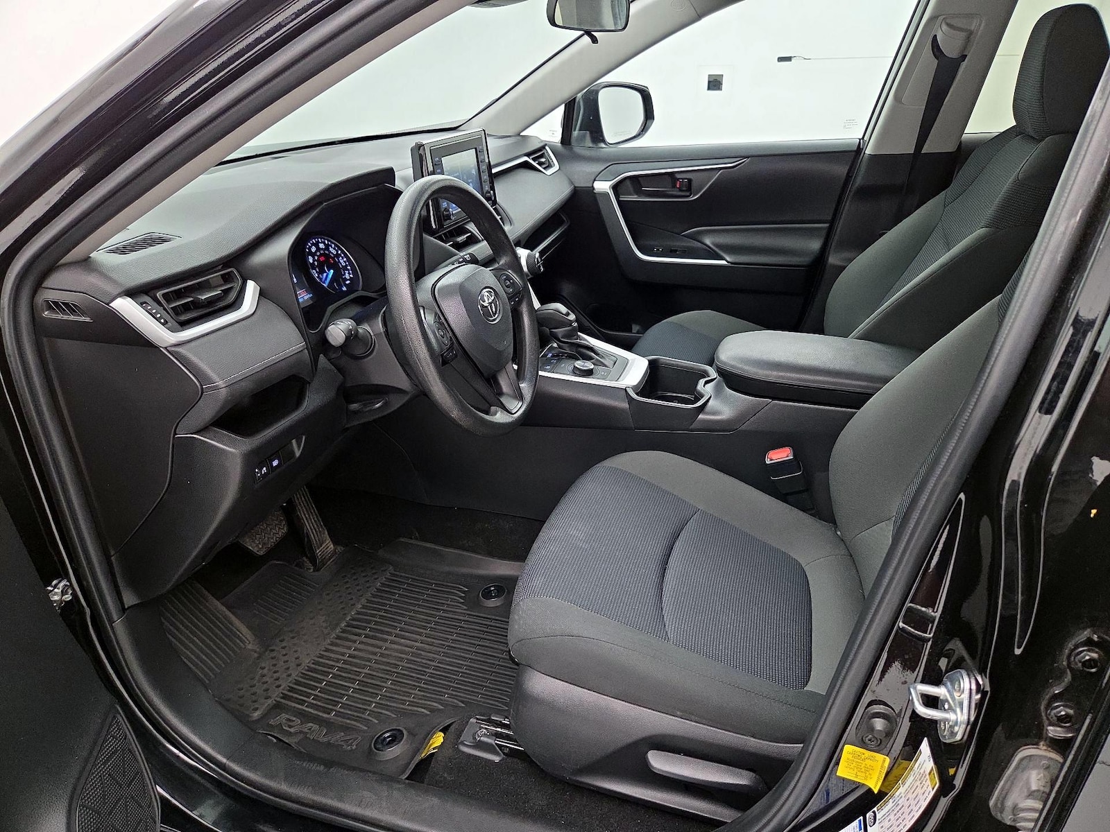 2022 Toyota RAV4 LE - Photo 12