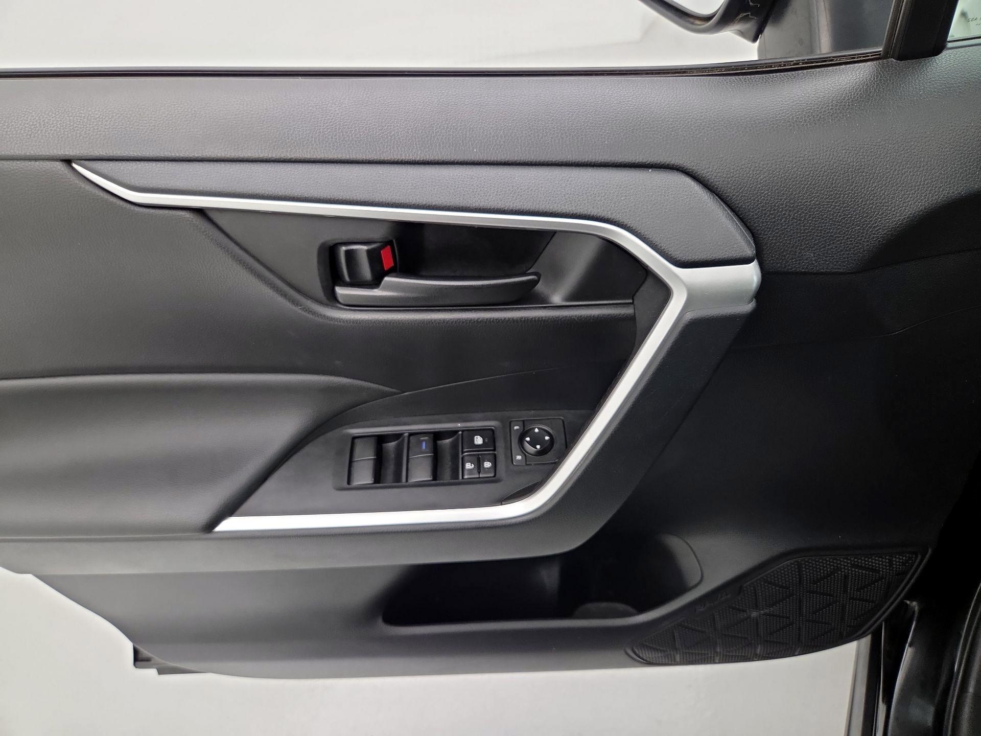 Thumbnail: 2022 Toyota RAV4 - 12