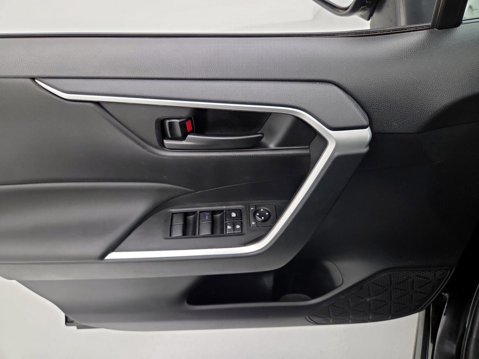2022 Toyota RAV4 LE - Photo 13