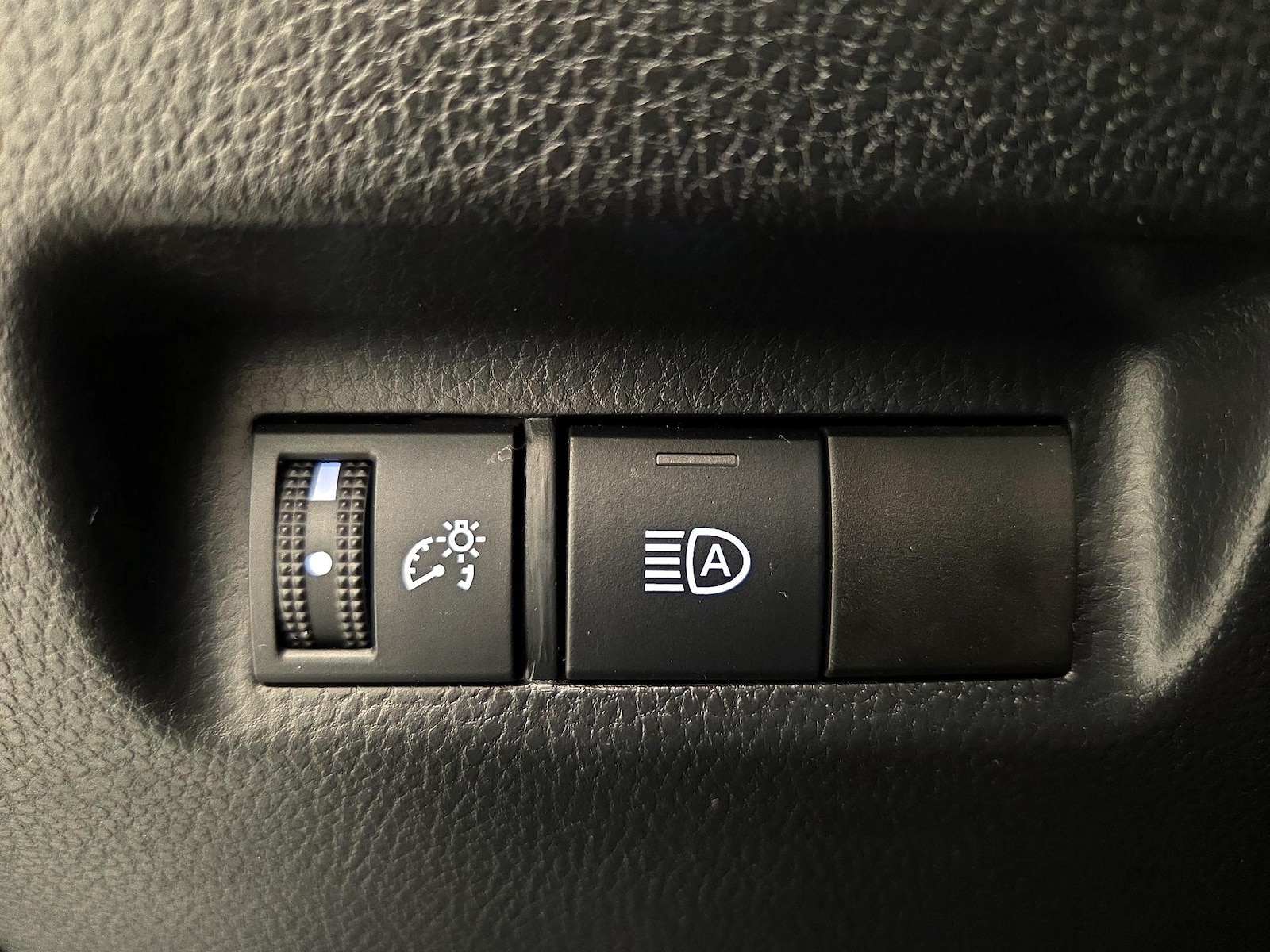 2022 Toyota RAV4 LE - Photo 14