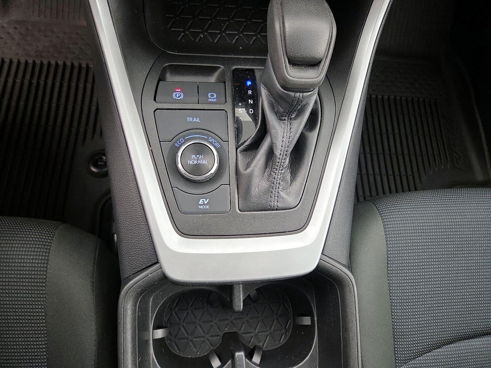 2022 Toyota RAV4 LE - Photo 18