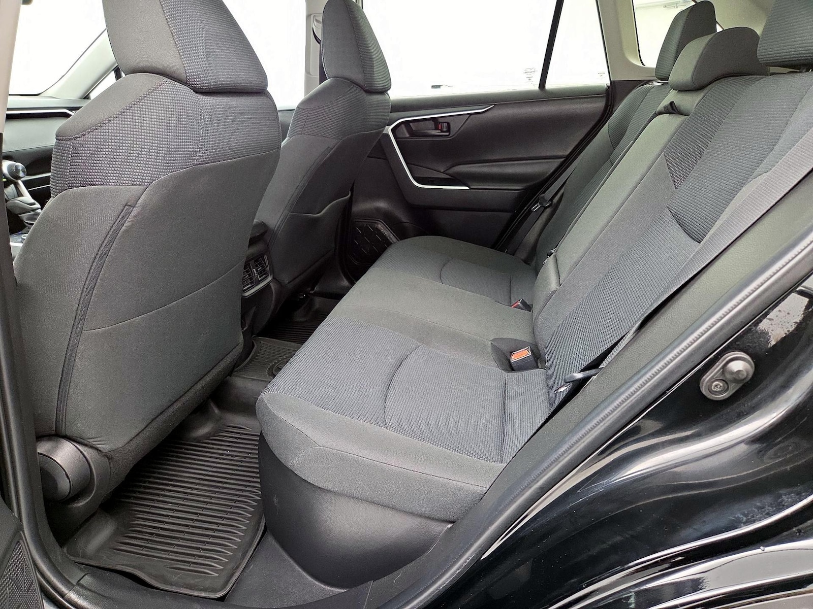 2022 Toyota RAV4 LE - Photo 20