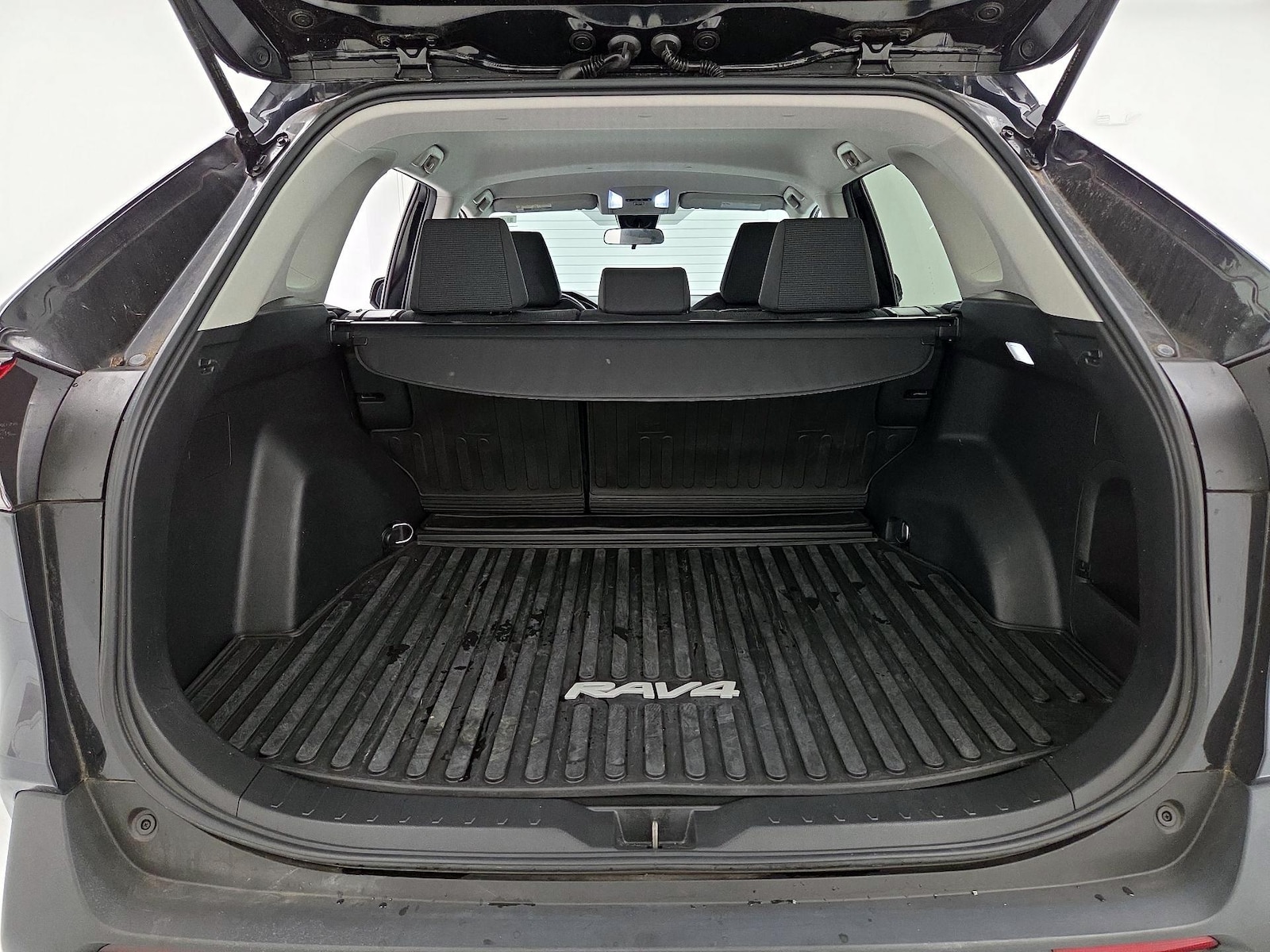 2022 Toyota RAV4 LE - Photo 21