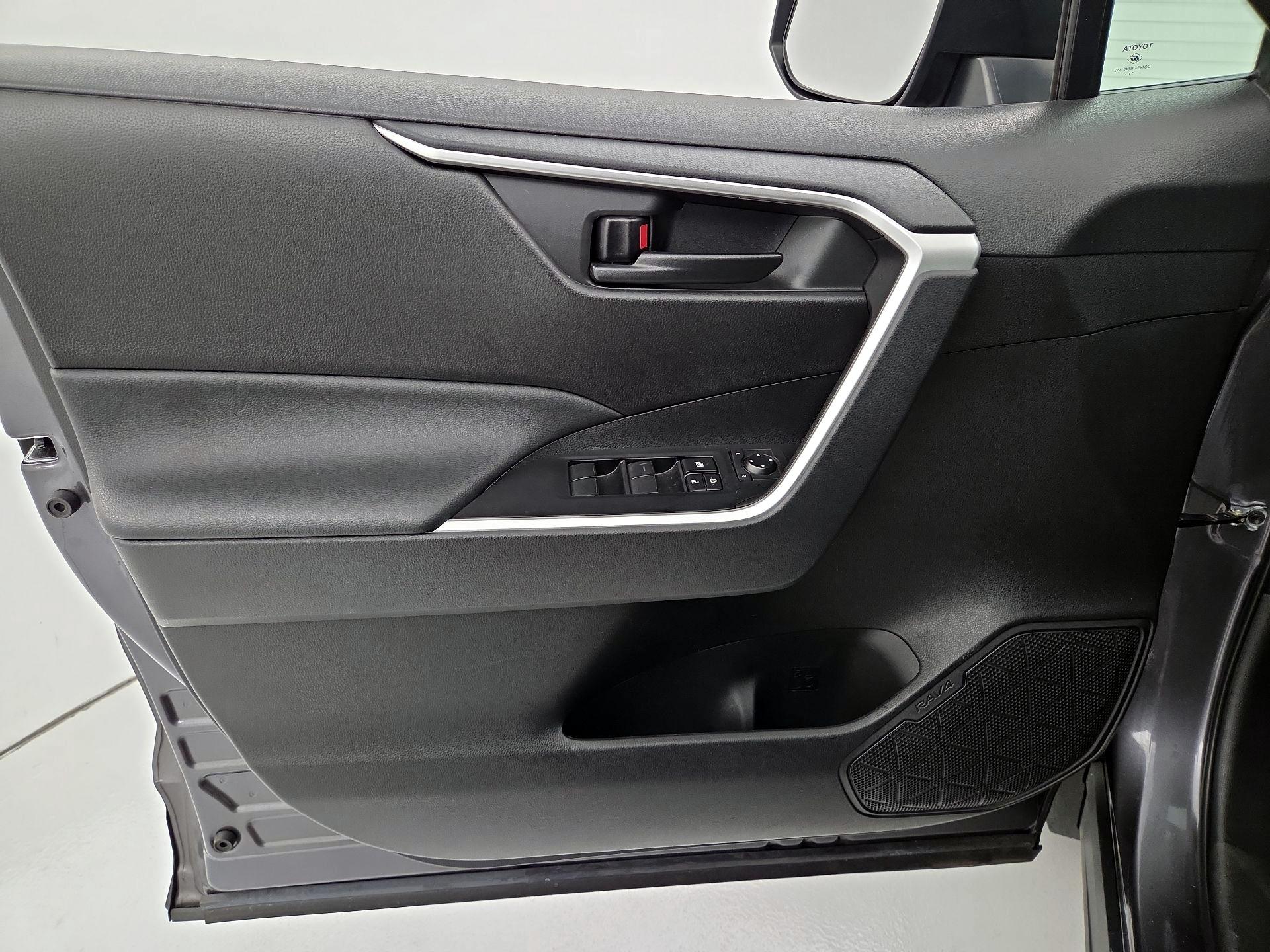 Thumbnail: 2022 Toyota RAV4 - 12