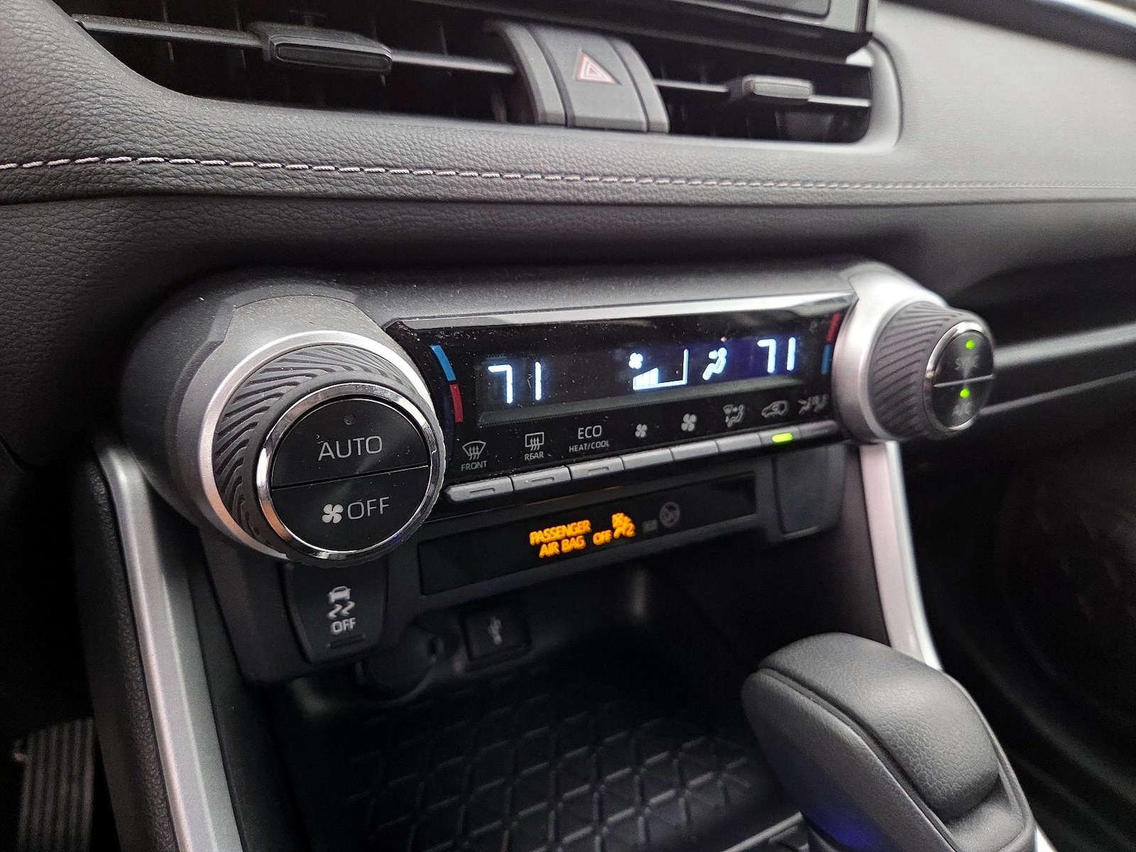 2022 Toyota RAV4 LE - Photo 17