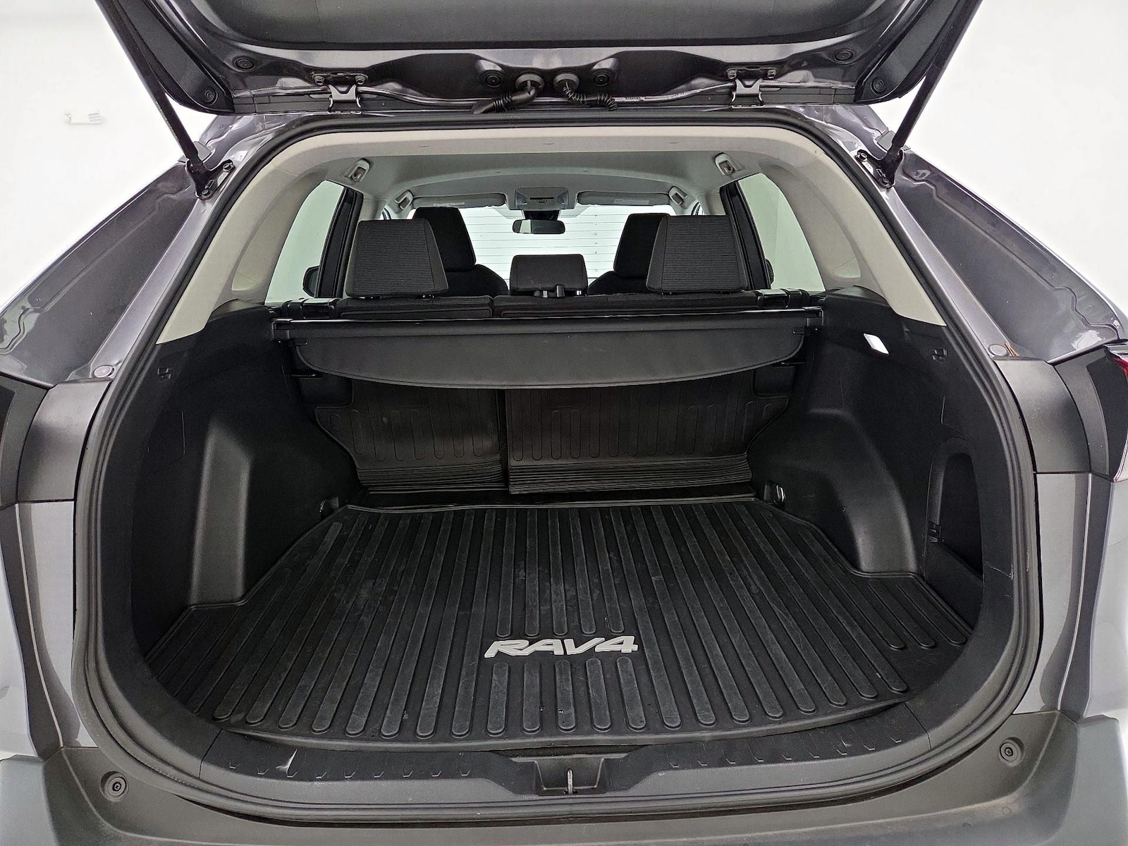 2022 Toyota RAV4 LE - Photo 21