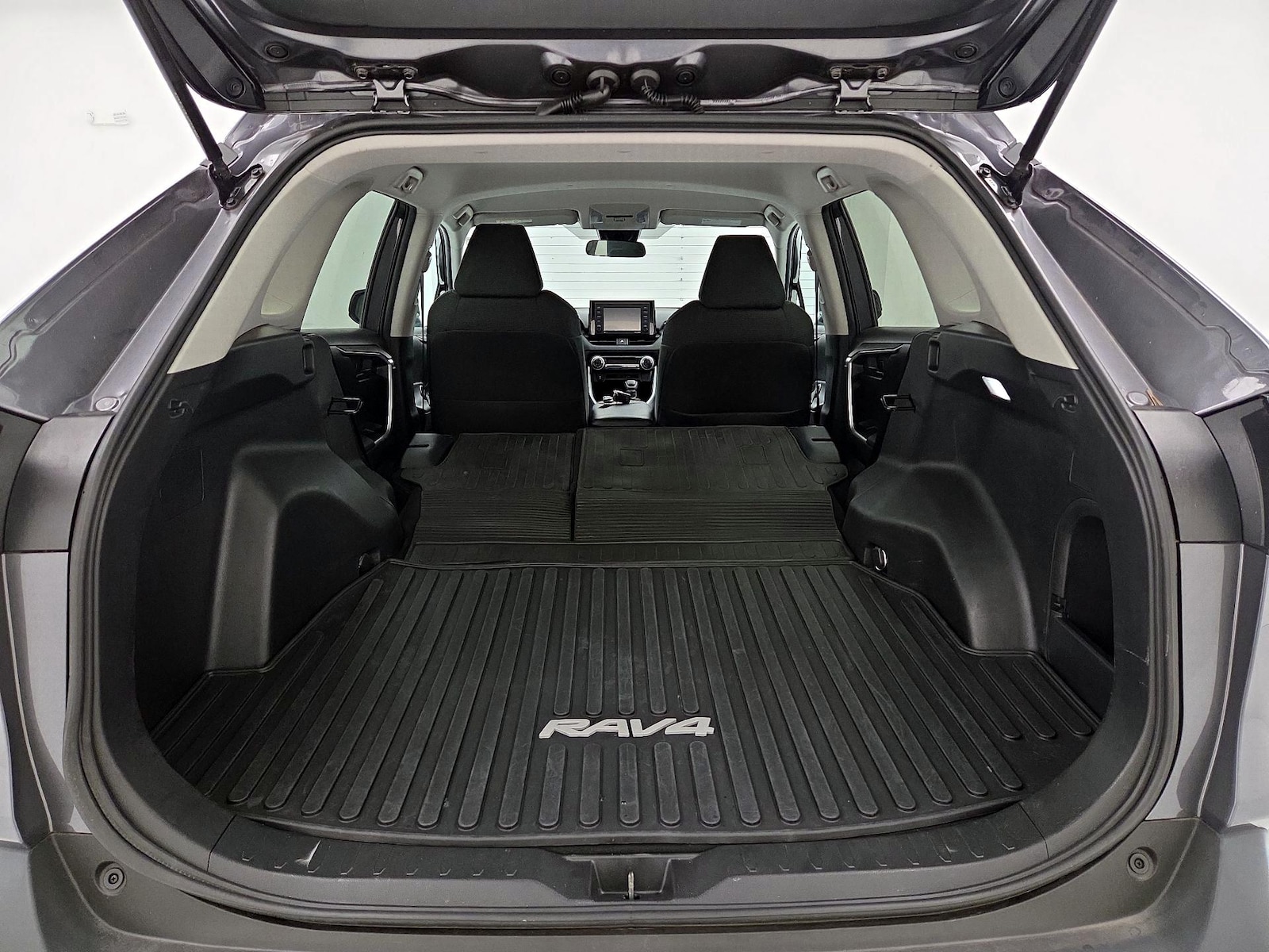 2022 Toyota RAV4 LE - Photo 22
