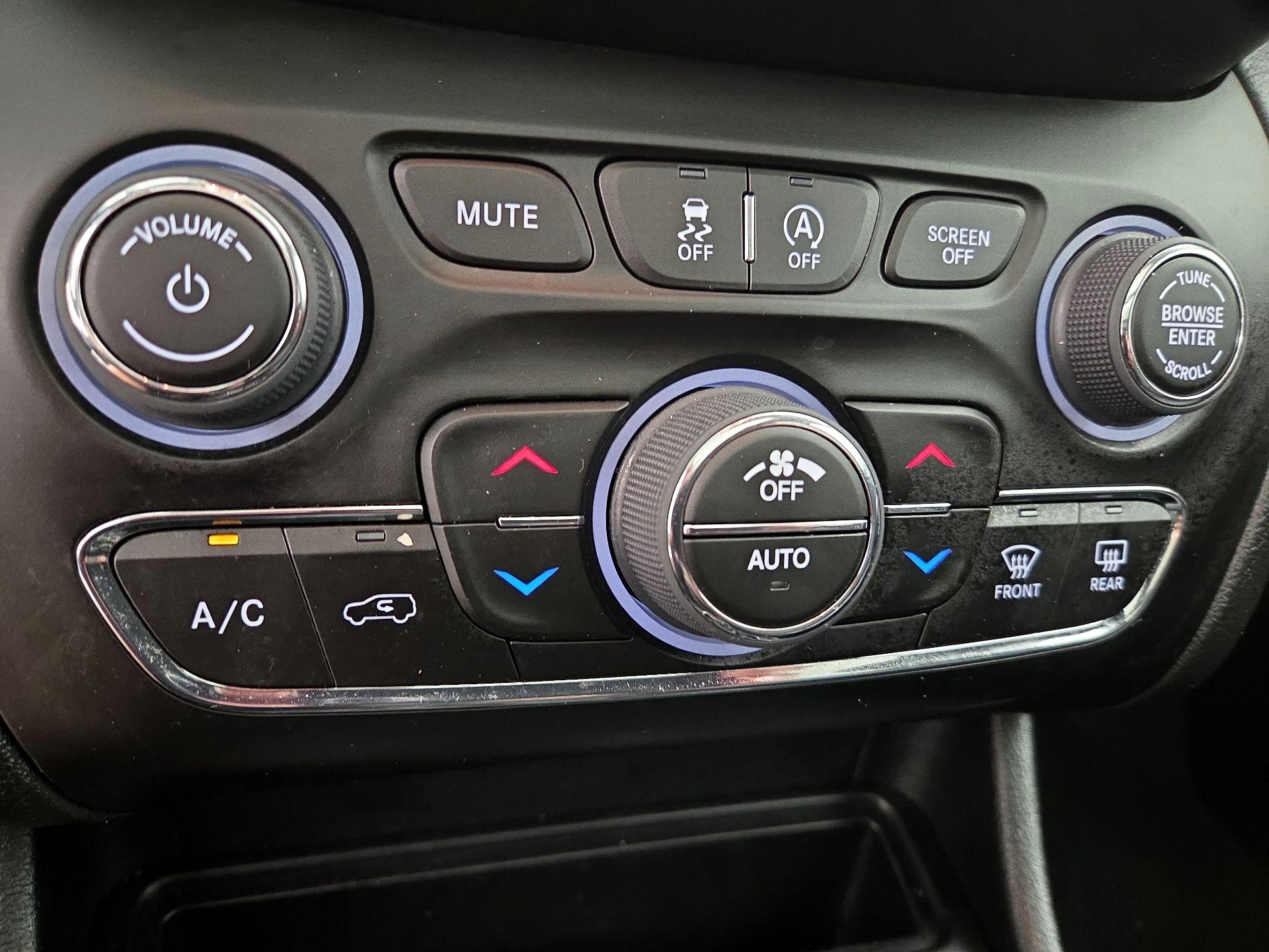 Thumbnail: 2022 Jeep Cherokee - 17