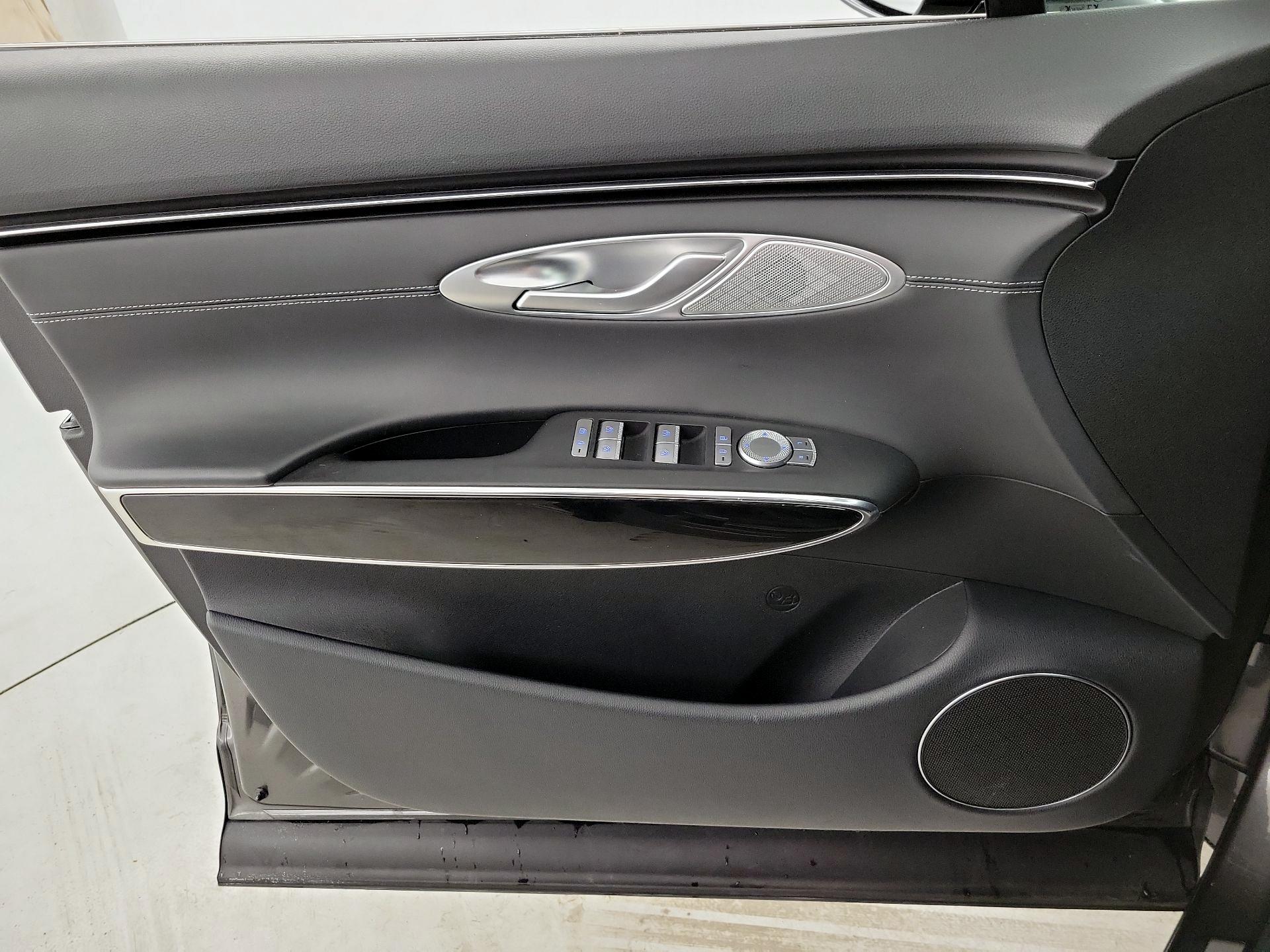 Thumbnail: 2025 Genesis GV70 - 12