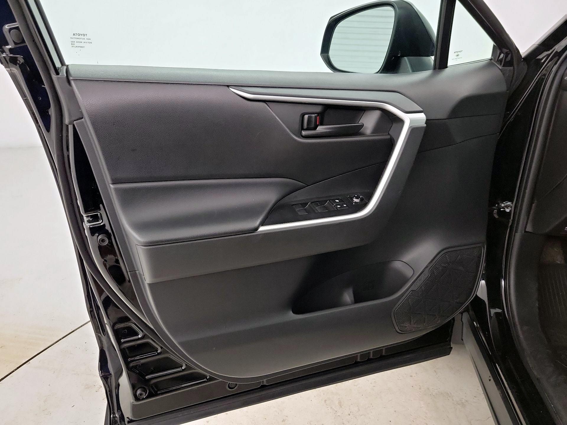 Thumbnail: 2022 Toyota RAV4 - 12