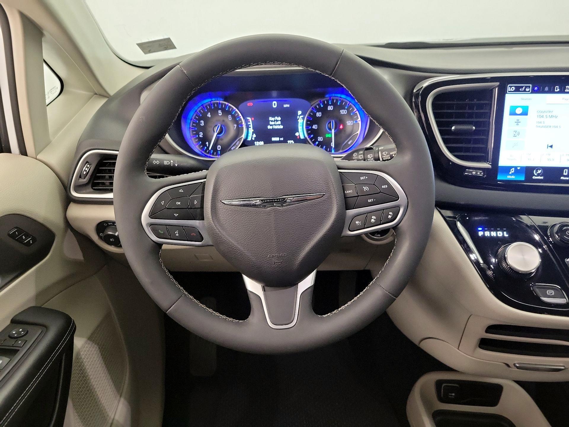 Thumbnail: 2023 Chrysler Pacifica - 10