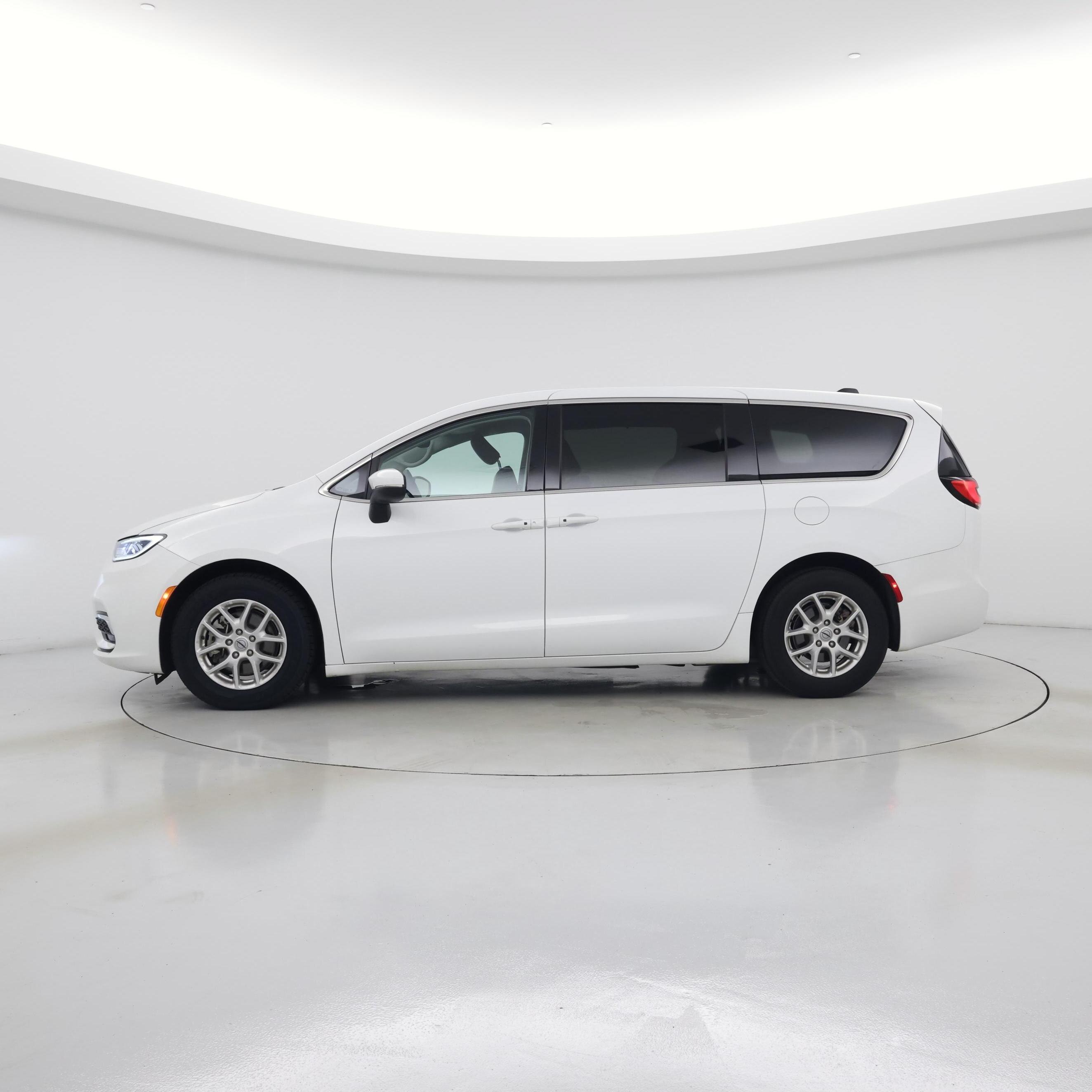 Thumbnail: 2023 Chrysler Pacifica - 3
