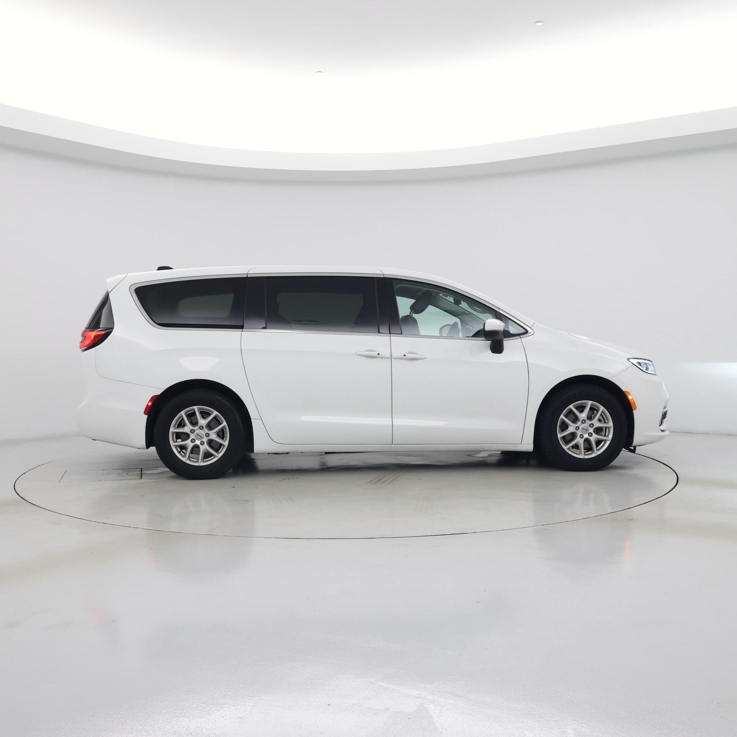Thumbnail: 2023 Chrysler Pacifica - 7