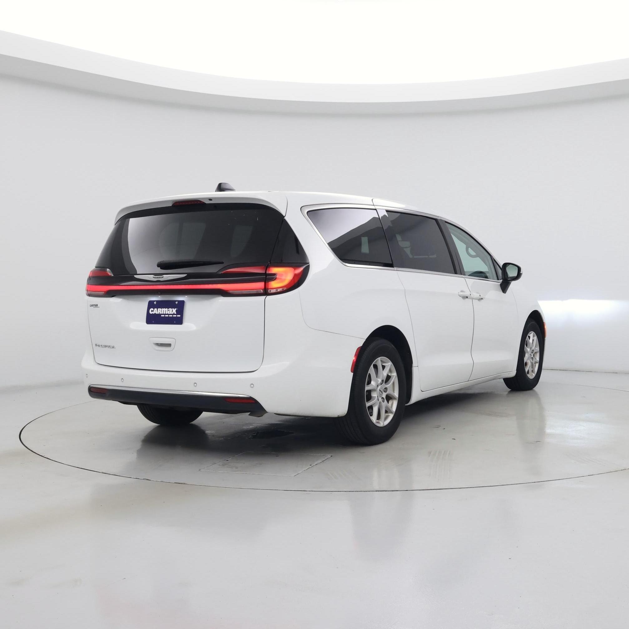 Thumbnail: 2023 Chrysler Pacifica - 8