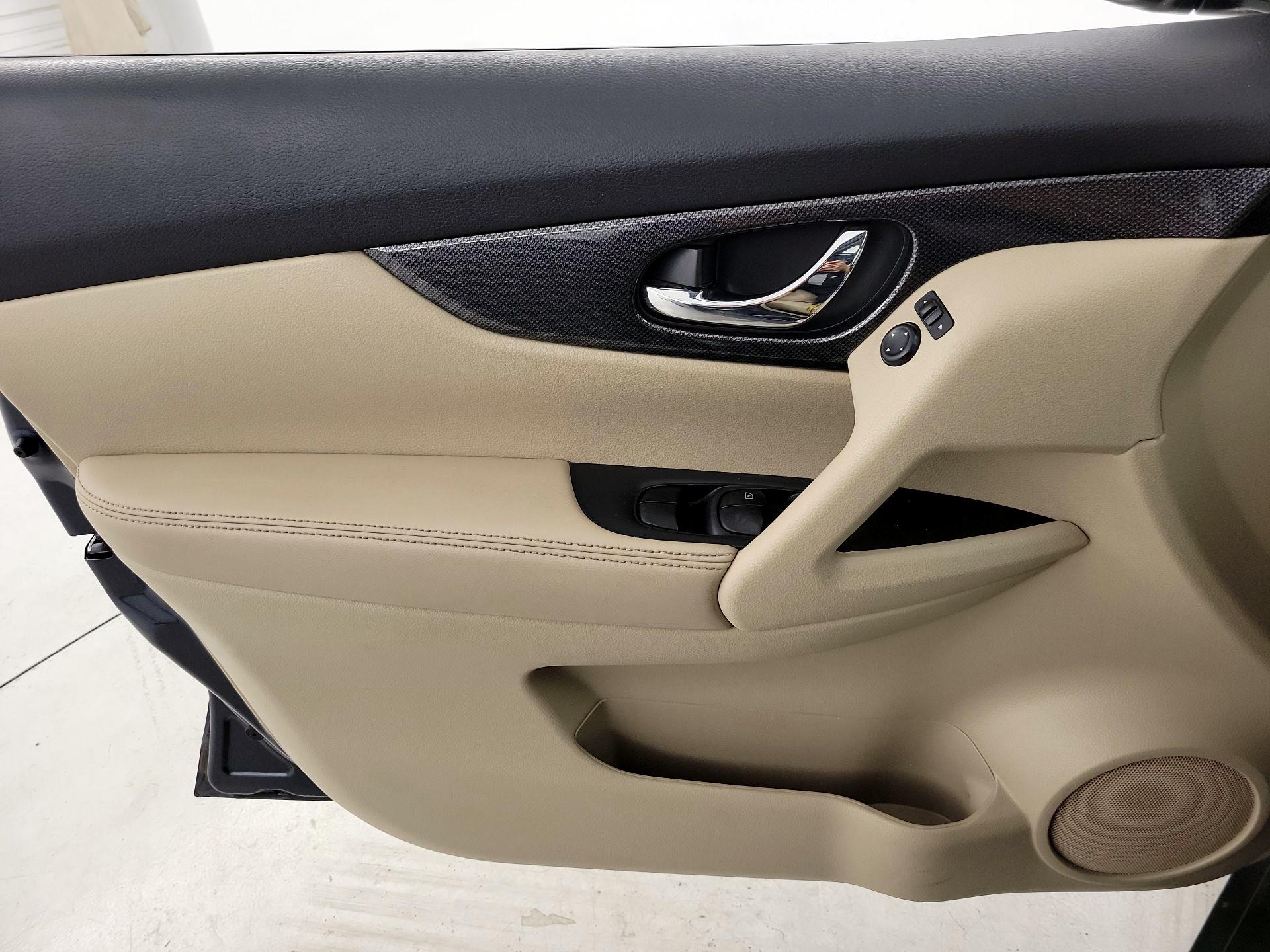 Thumbnail: 2016 Nissan Rogue - 12