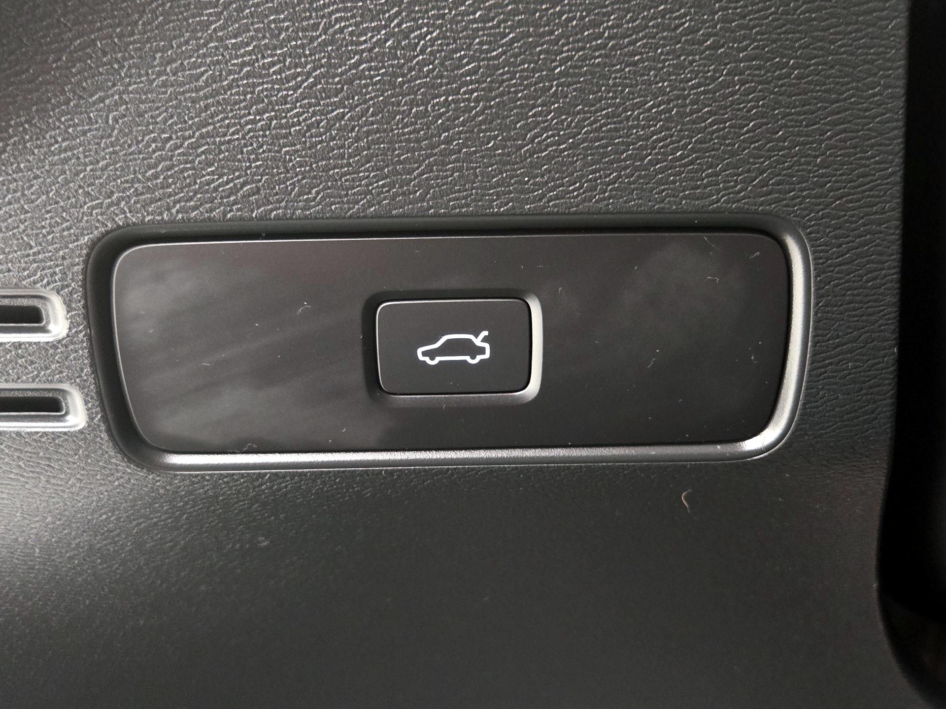 Thumbnail: 2024 Volvo XC40 - 13