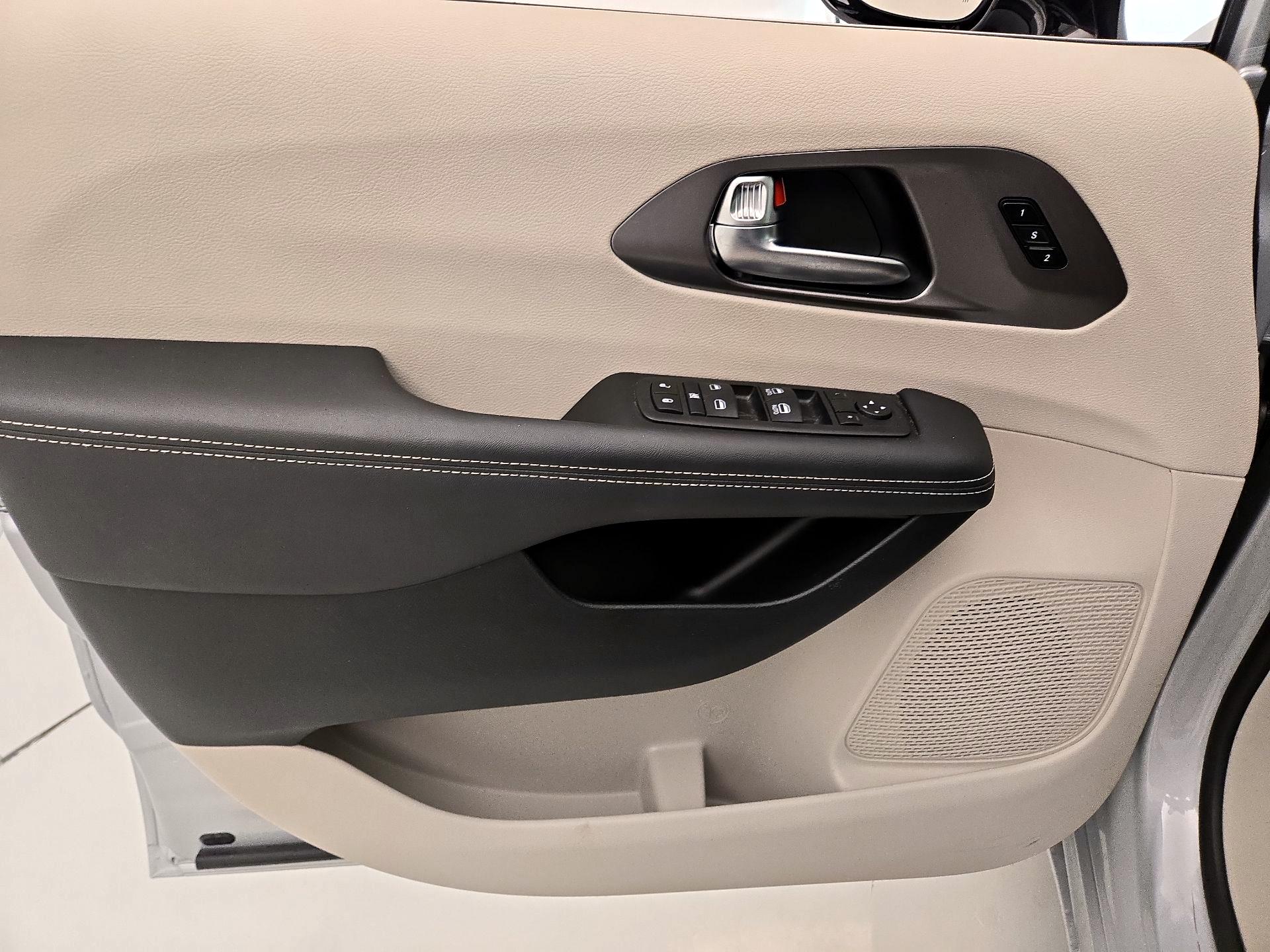 Thumbnail: 2024 Chrysler Pacifica - 12