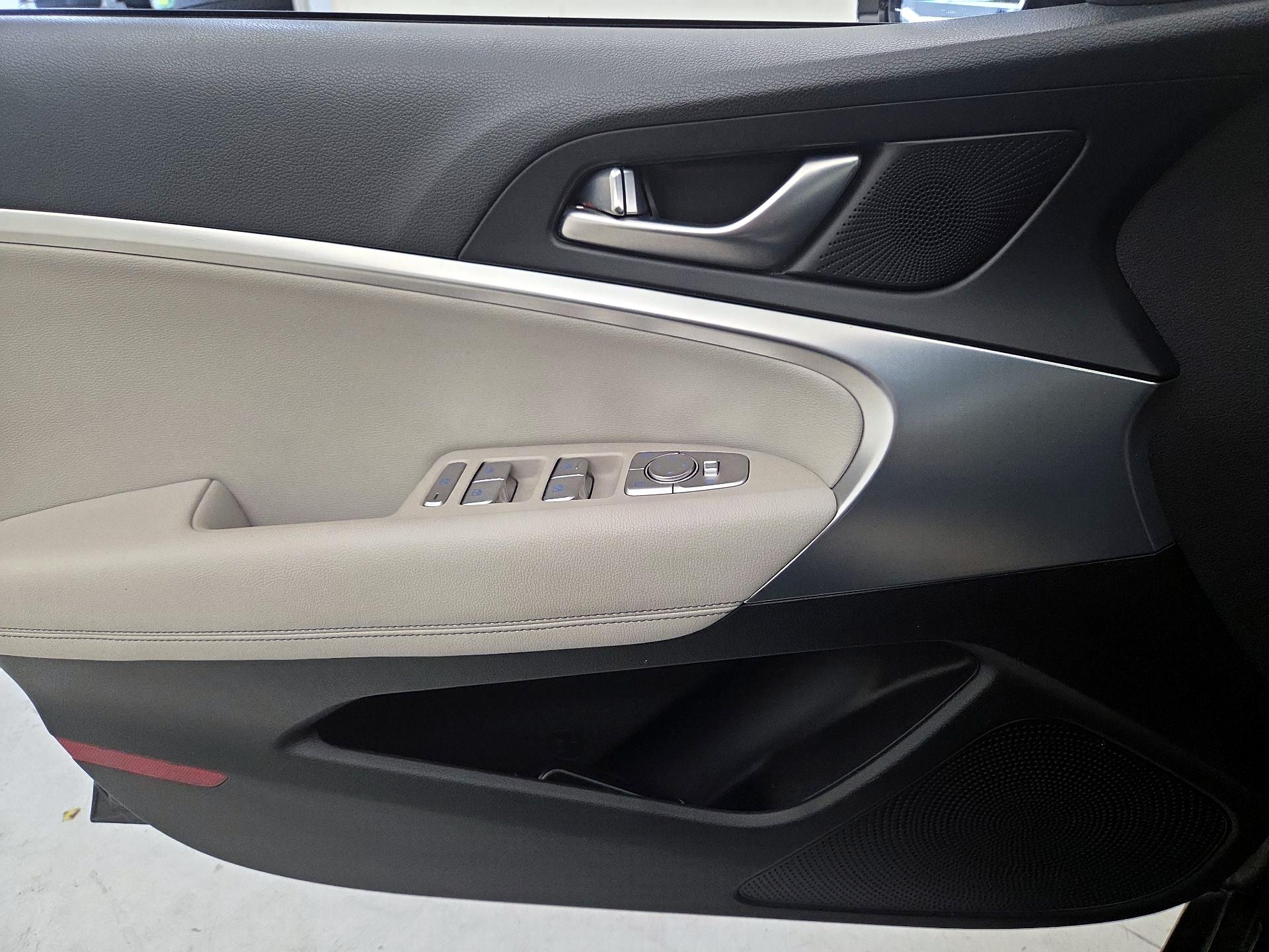 Thumbnail: 2023 Genesis G70 - 12