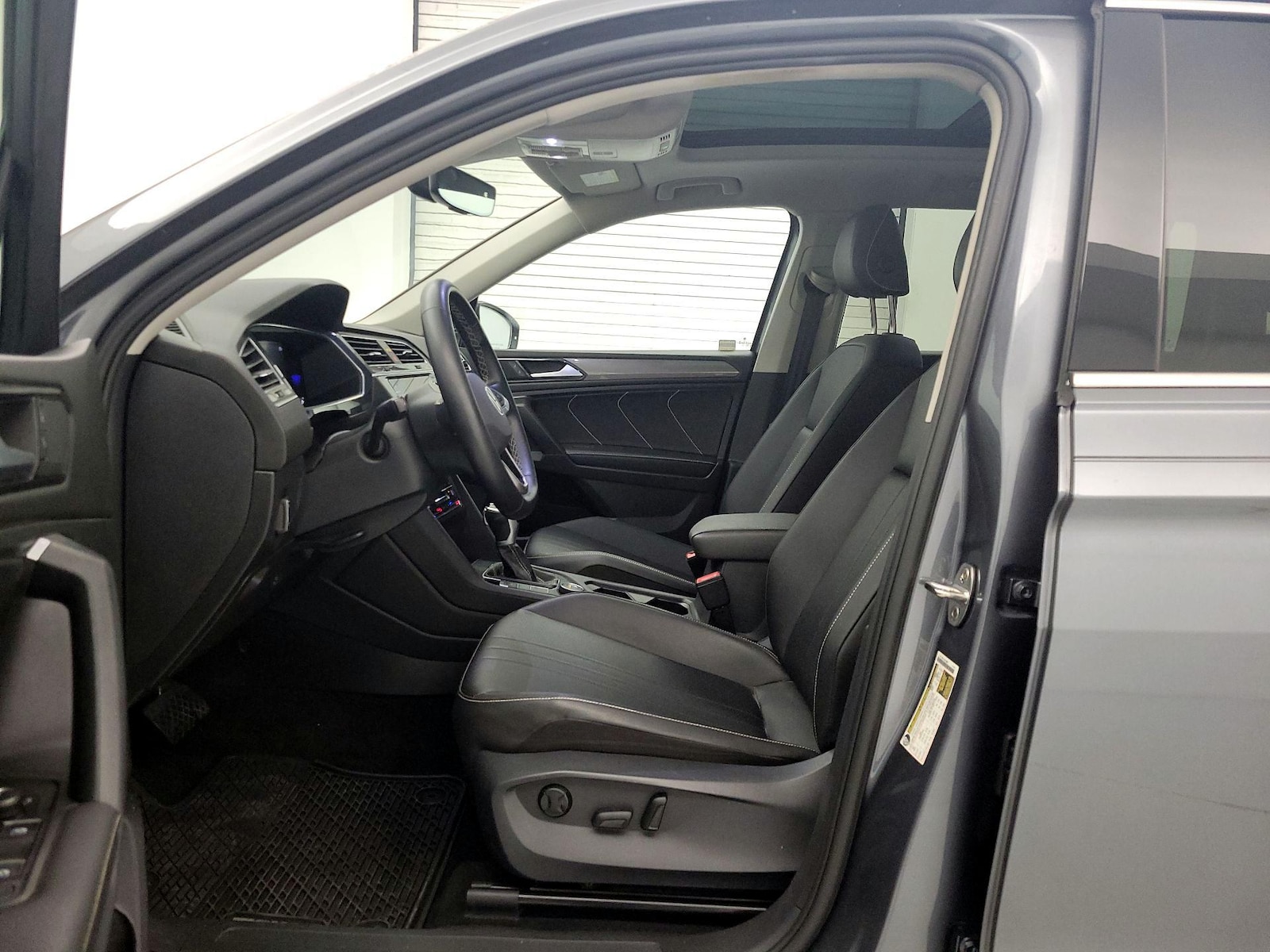 2023 Volkswagen Tiguan SE - Photo 12