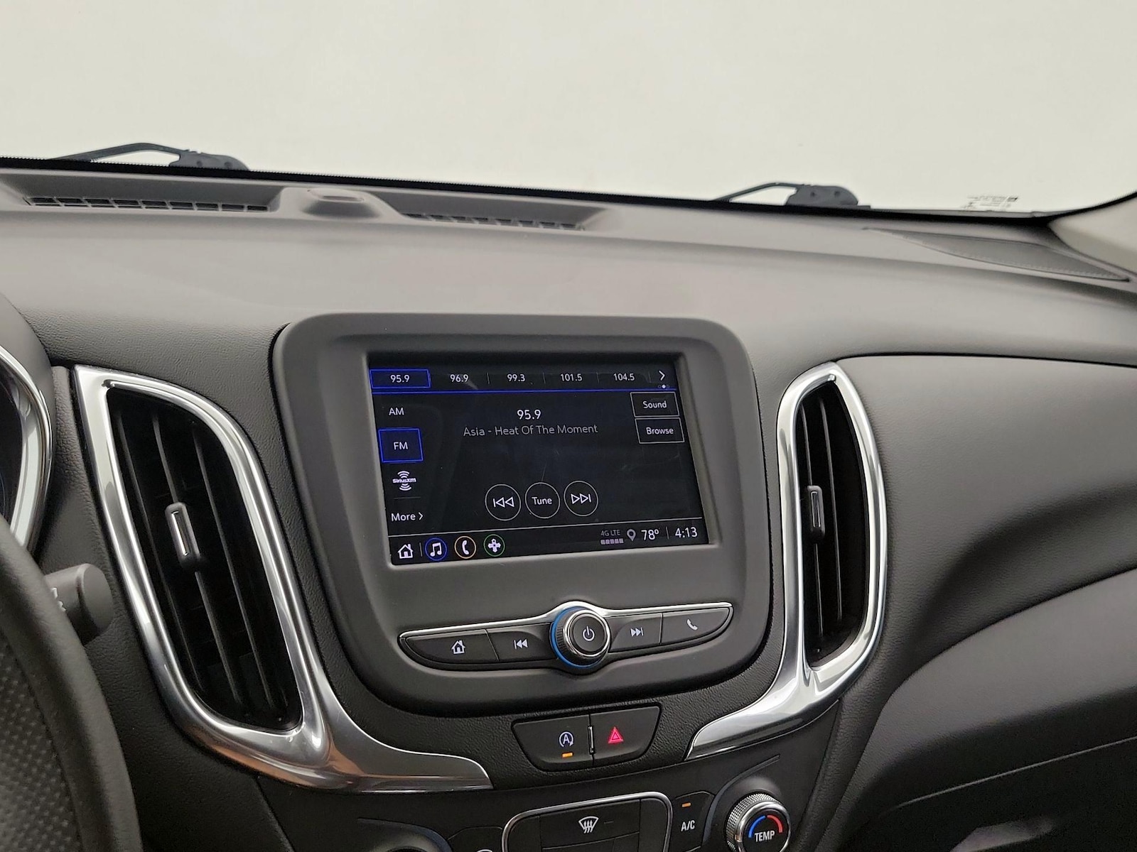 2022 Chevrolet Equinox LT - Photo 16