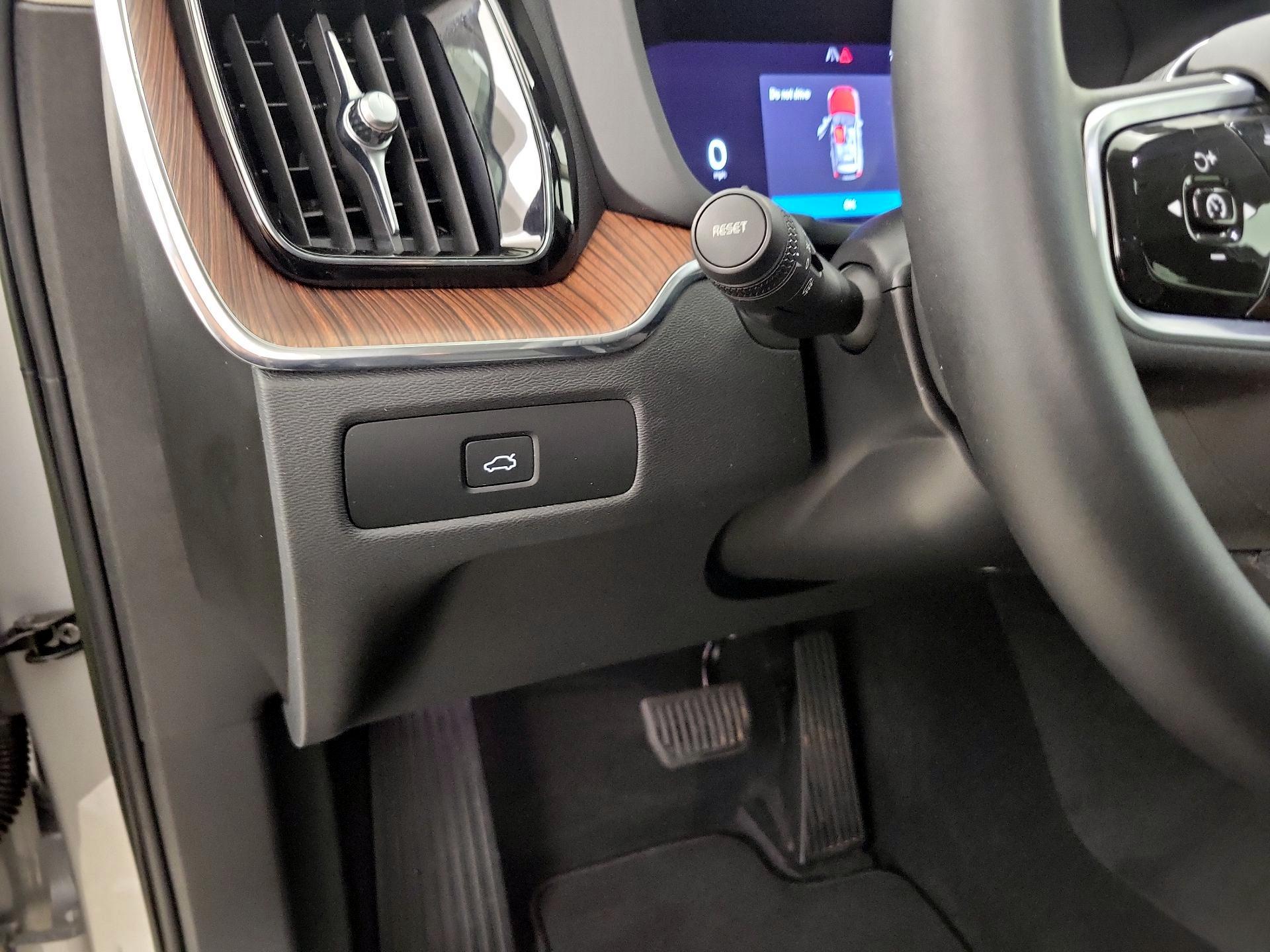 Thumbnail: 2023 Volvo XC60 - 13