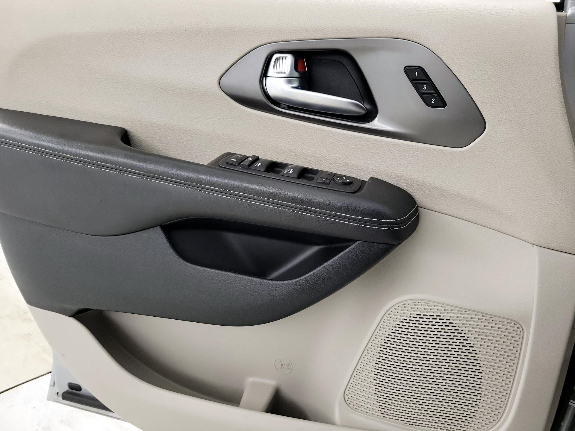 Thumbnail: 2024 Chrysler Pacifica - 12