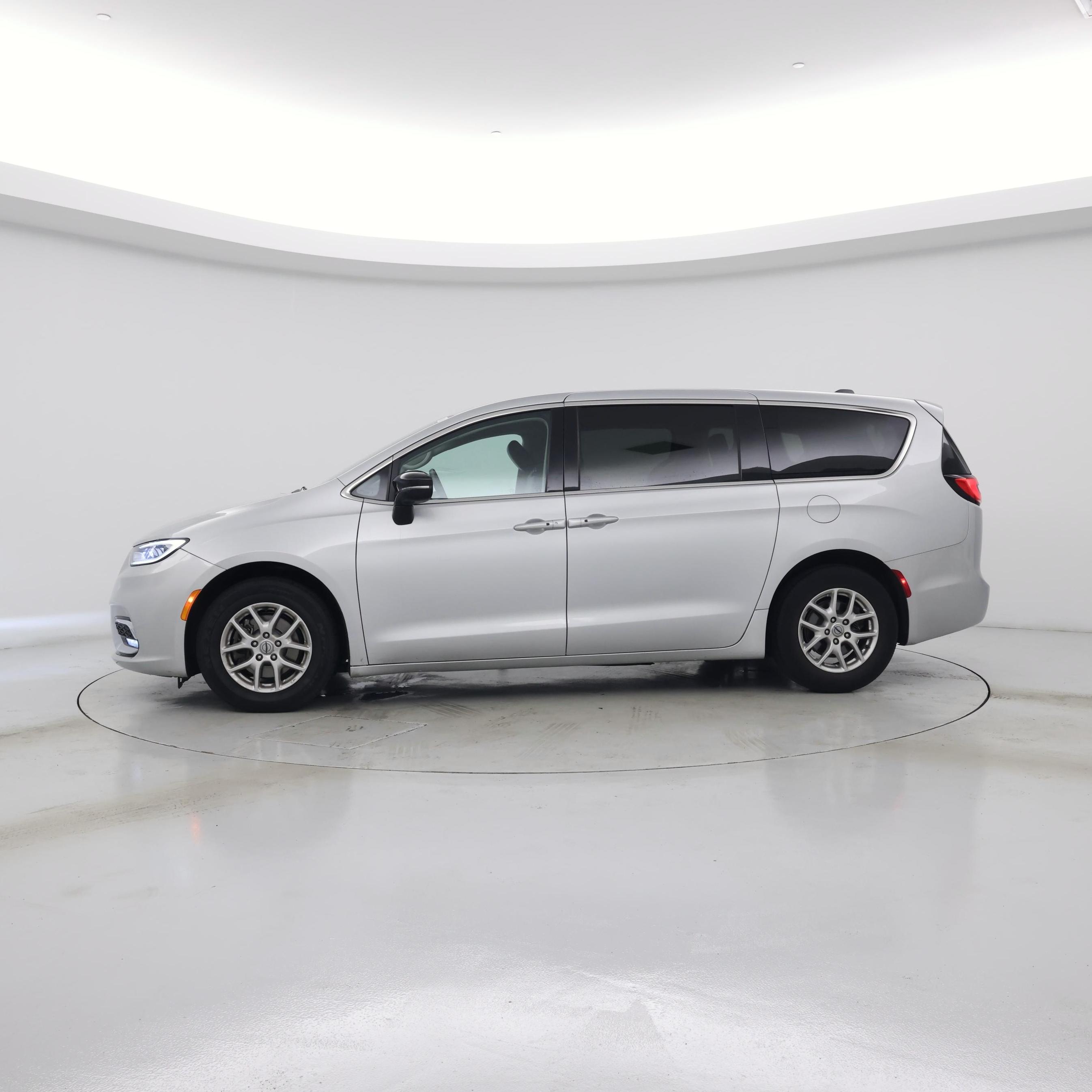 Thumbnail: 2024 Chrysler Pacifica - 3