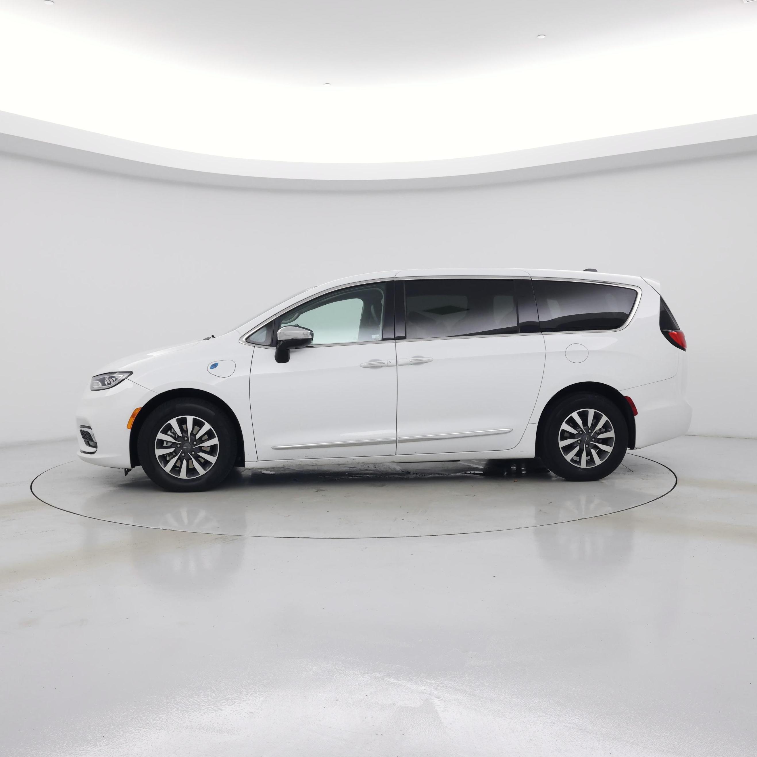 Thumbnail: 2023 Chrysler Pacifica - 3