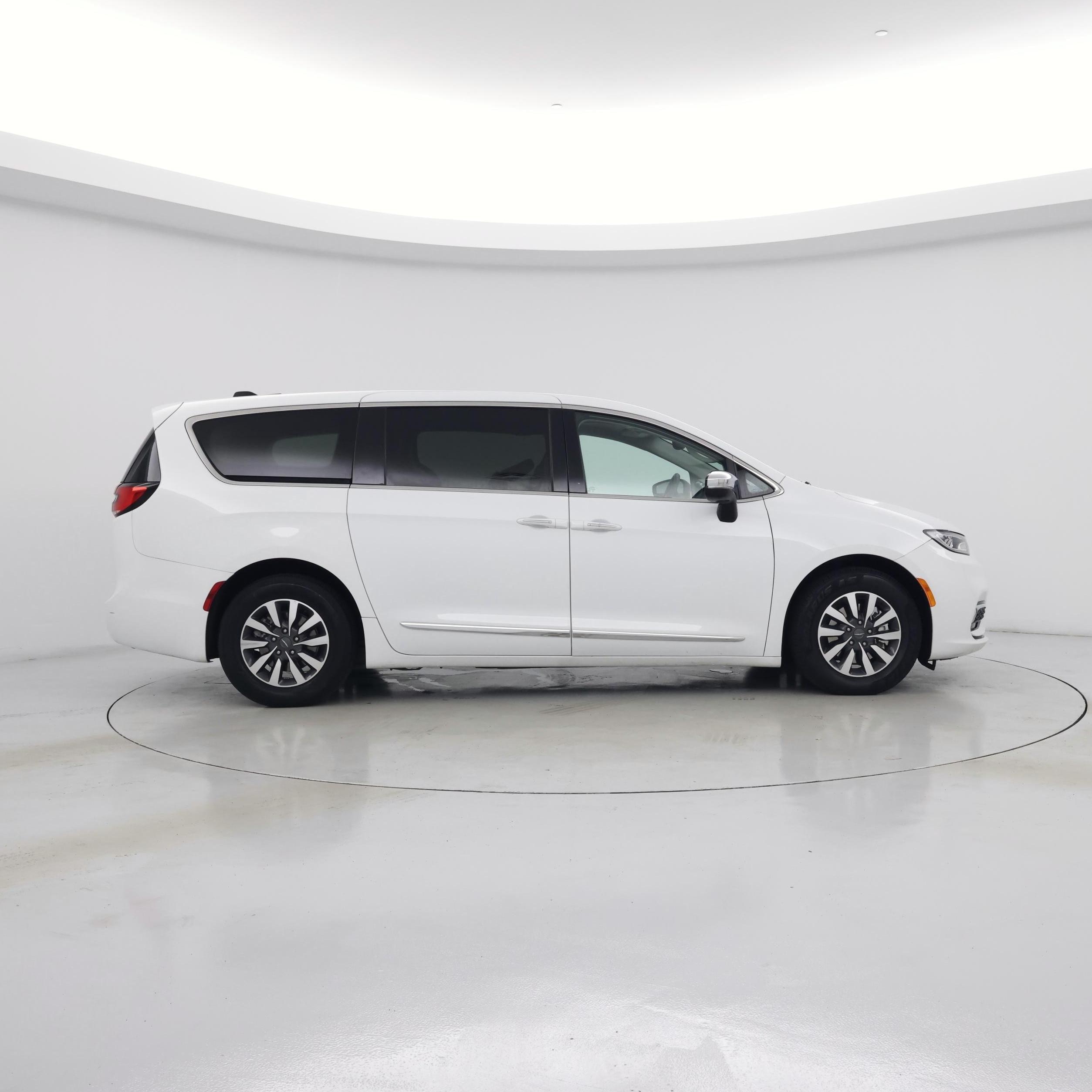Thumbnail: 2023 Chrysler Pacifica - 7