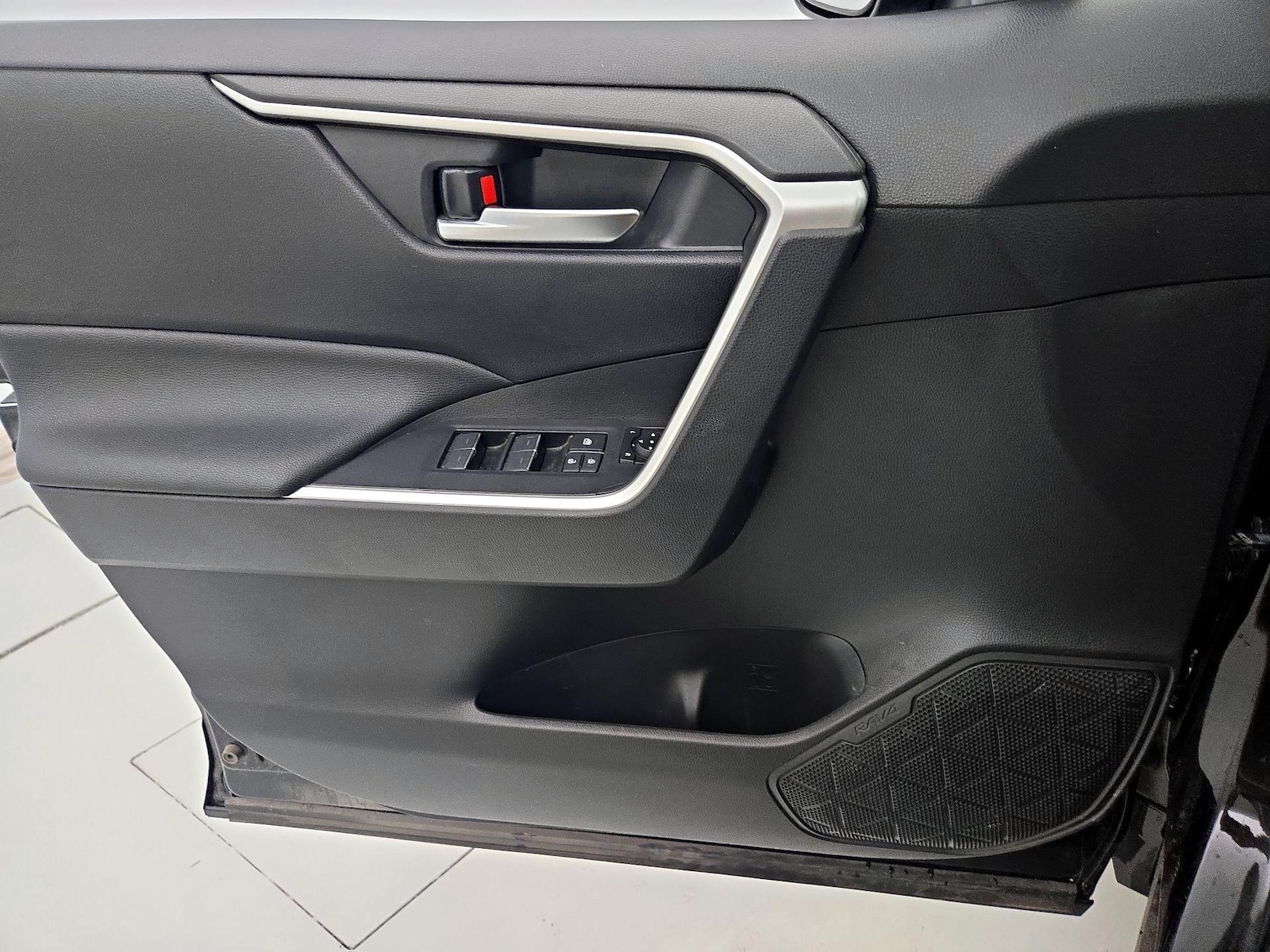 2023 Toyota RAV4 SE - Photo 13
