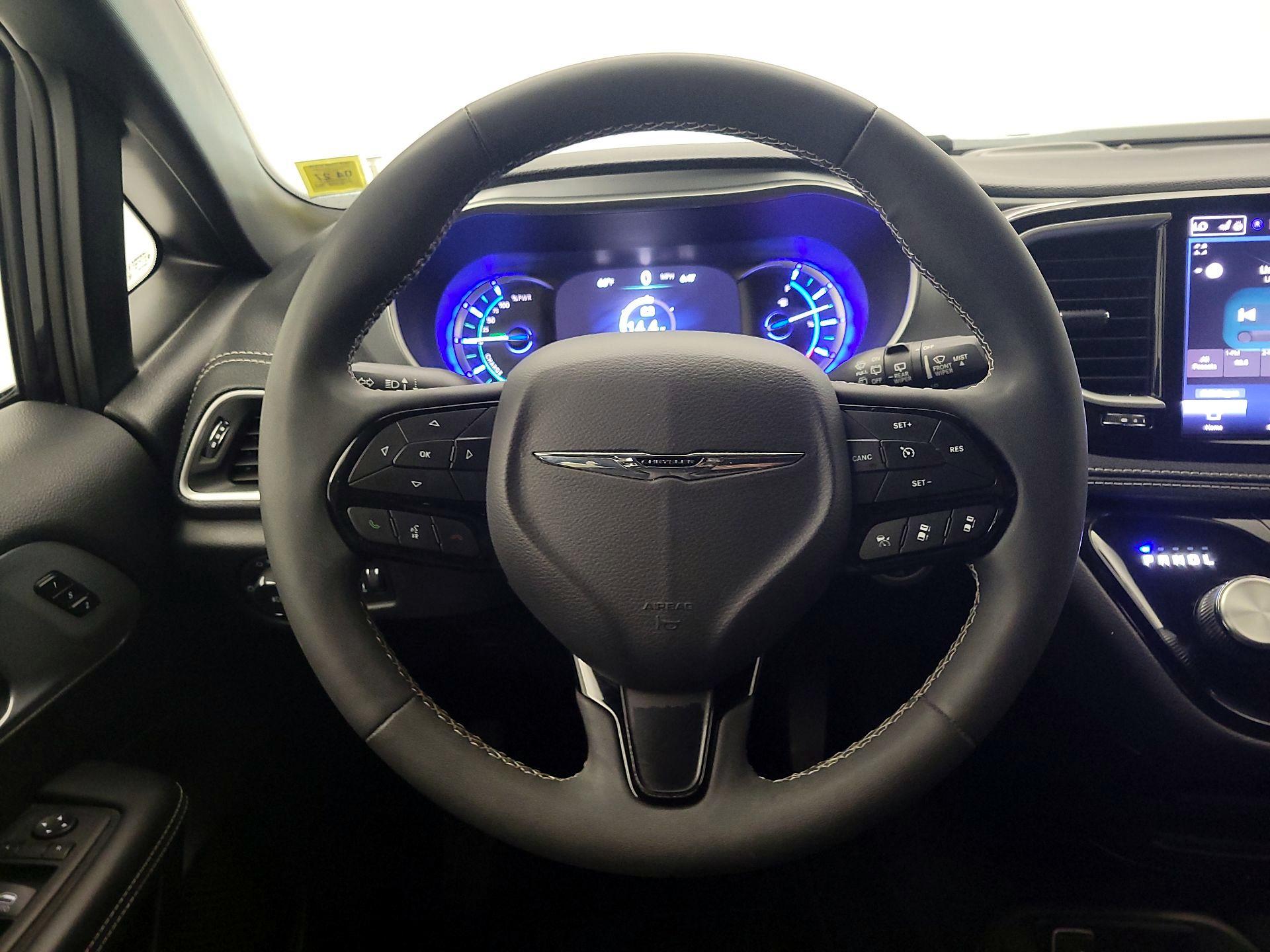 Thumbnail: 2023 Chrysler Pacifica - 10