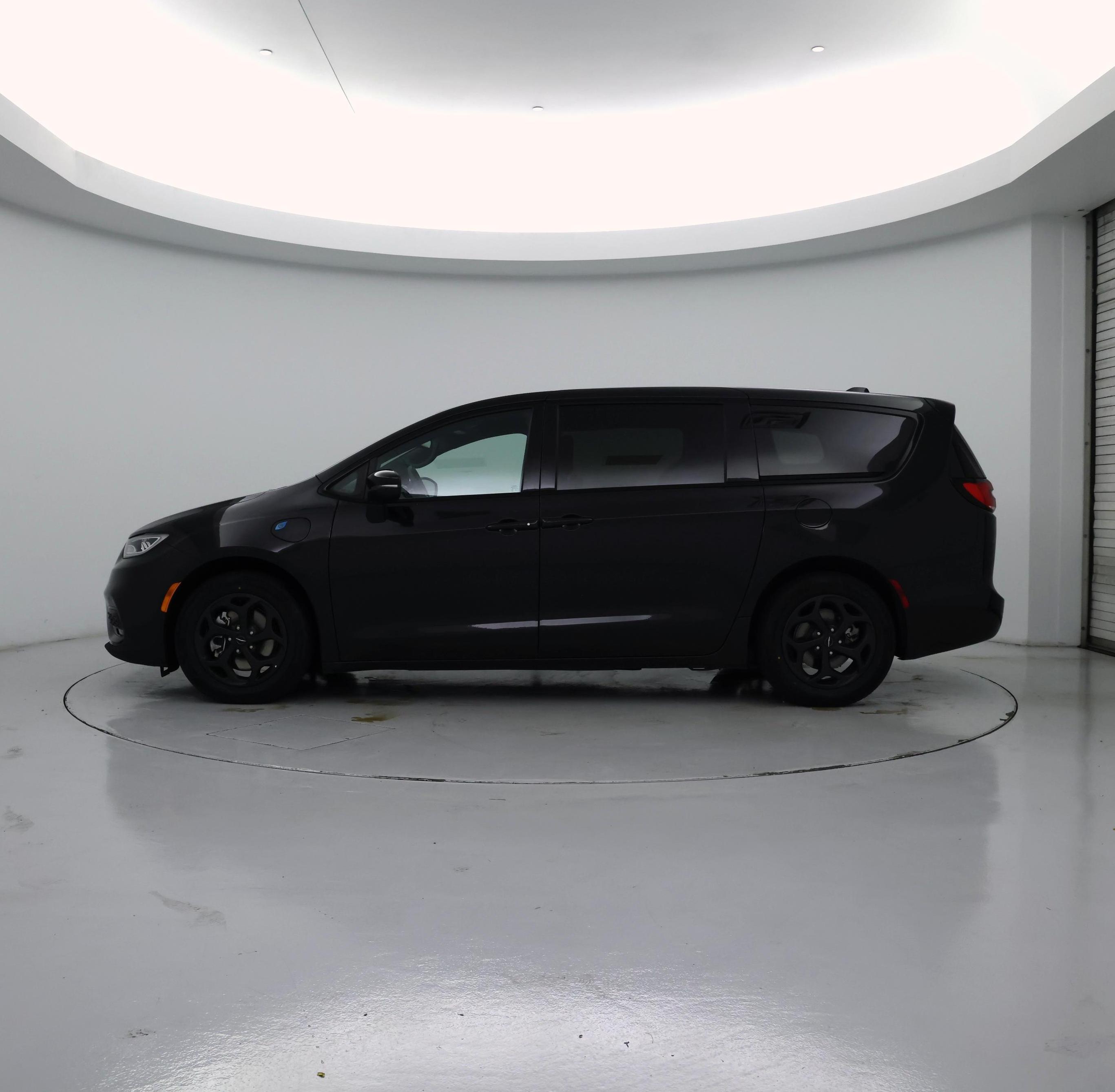 Thumbnail: 2023 Chrysler Pacifica - 3