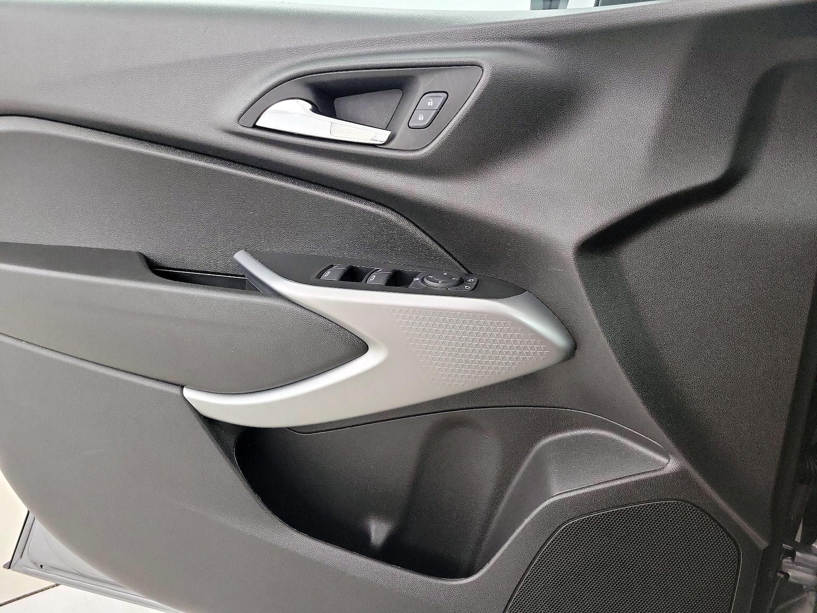 2025 Chevrolet Trax LS - Photo 13