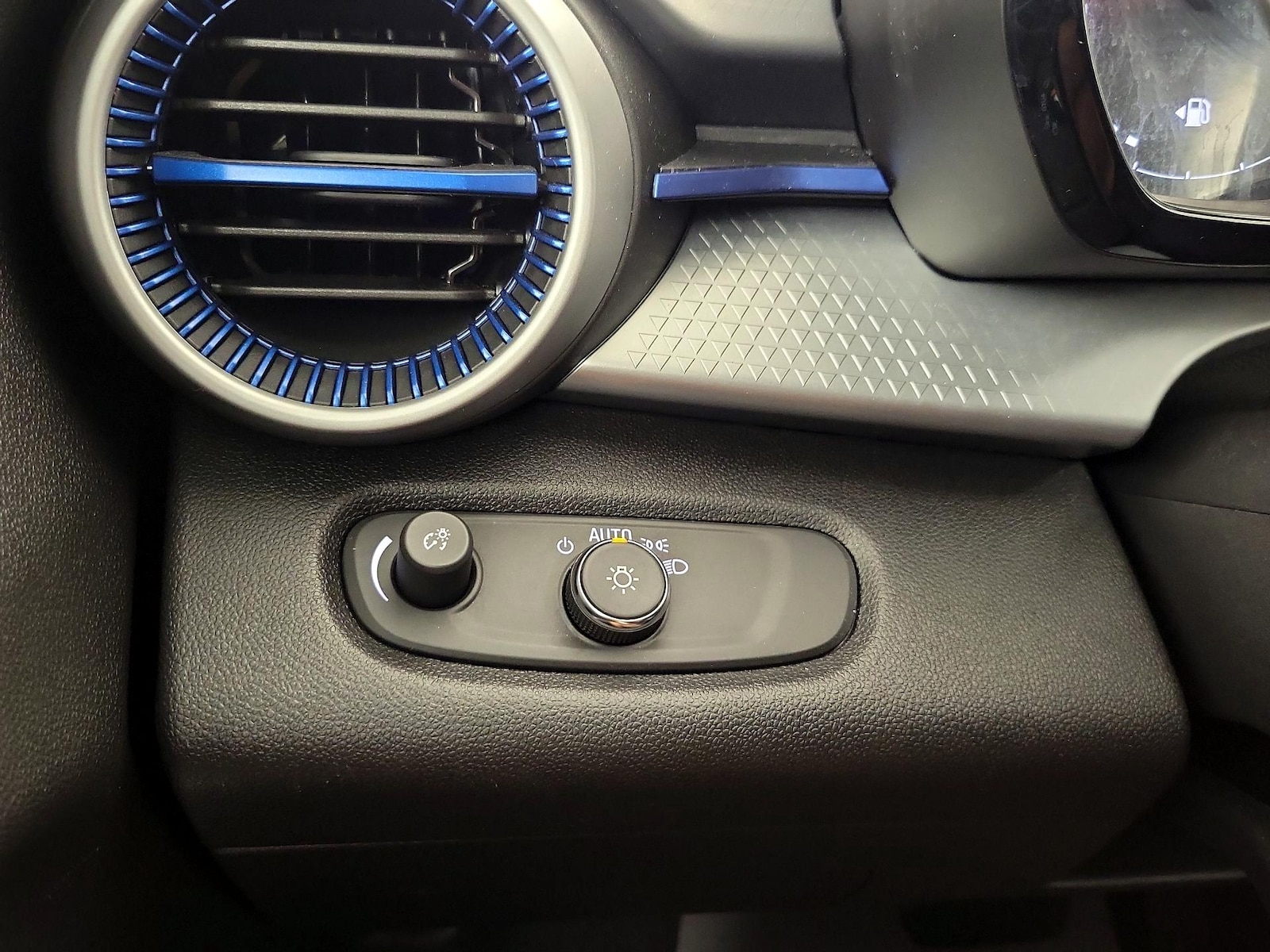 2025 Chevrolet Trax LS - Photo 14