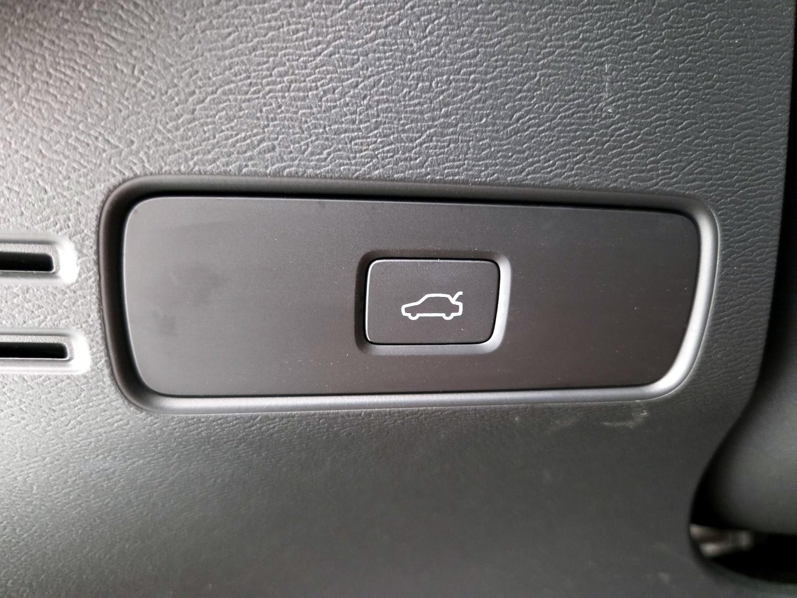 2023 Volvo XC40 Plus - Photo 14