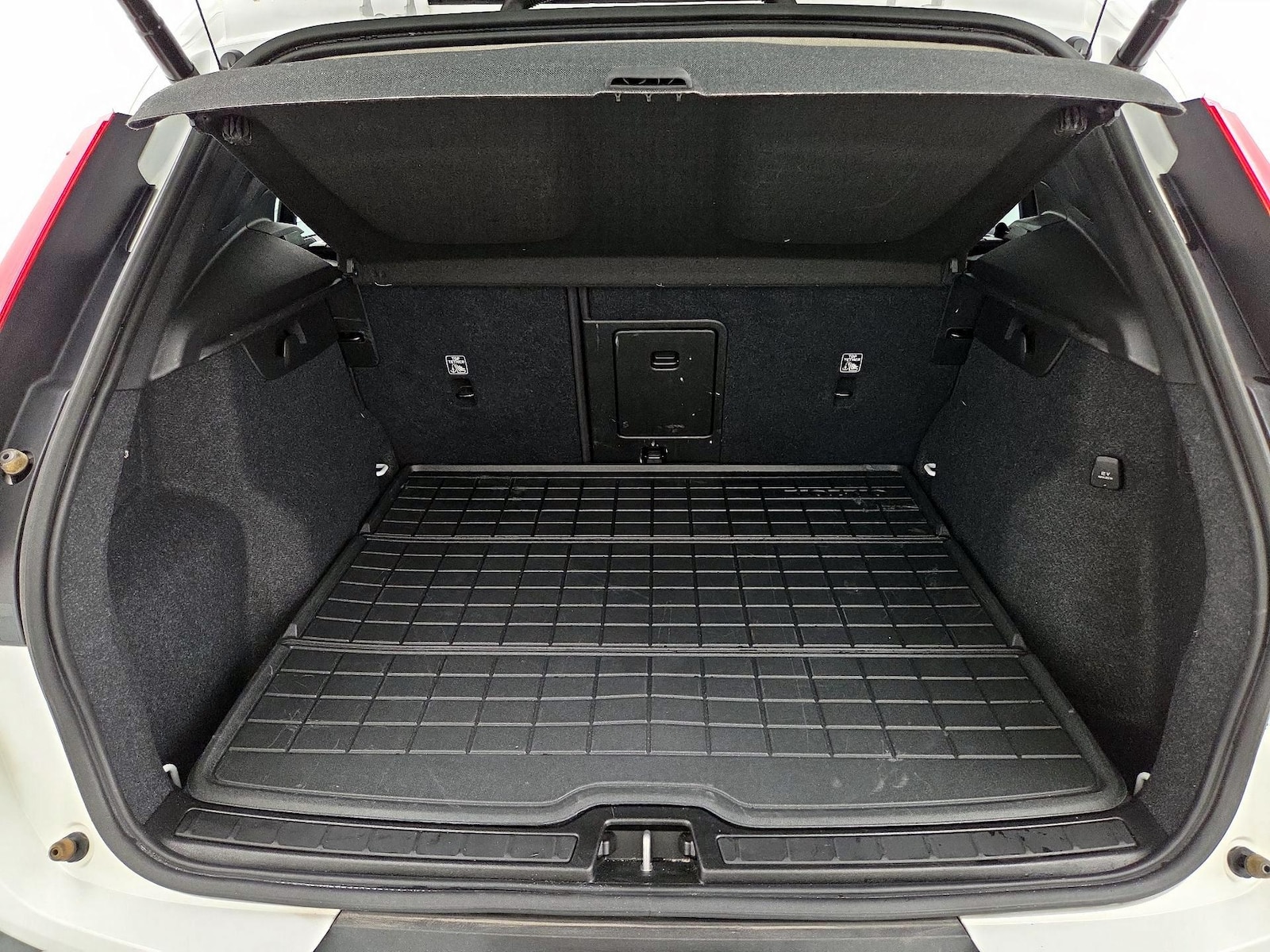2023 Volvo XC40 Plus - Photo 23