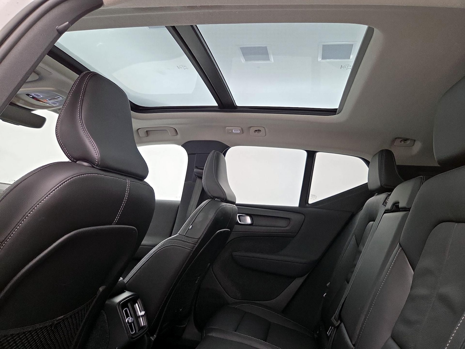 2023 Volvo XC40 Plus - Photo 25