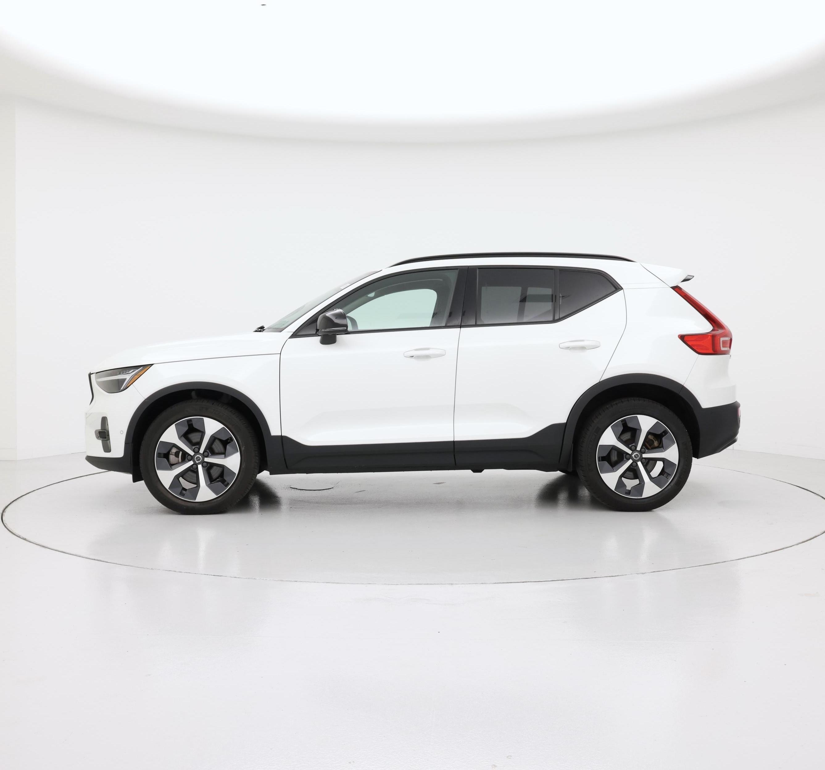 Thumbnail: 2023 Volvo XC40 - 3