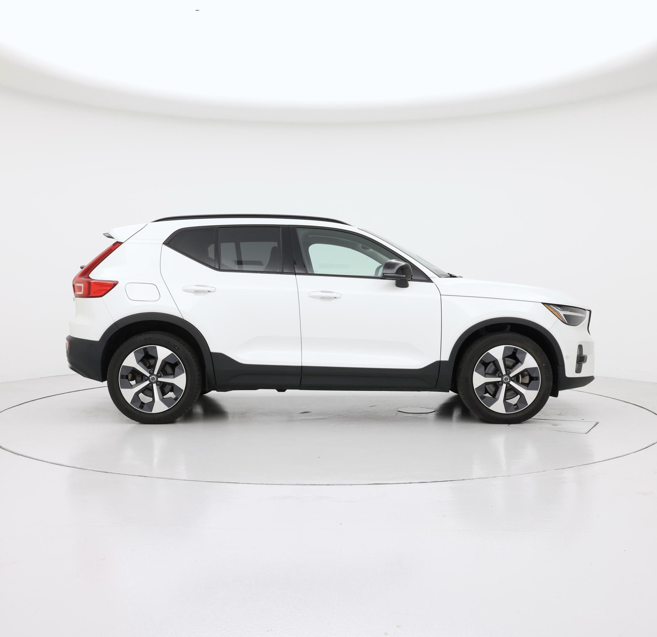 Thumbnail: 2023 Volvo XC40 - 7