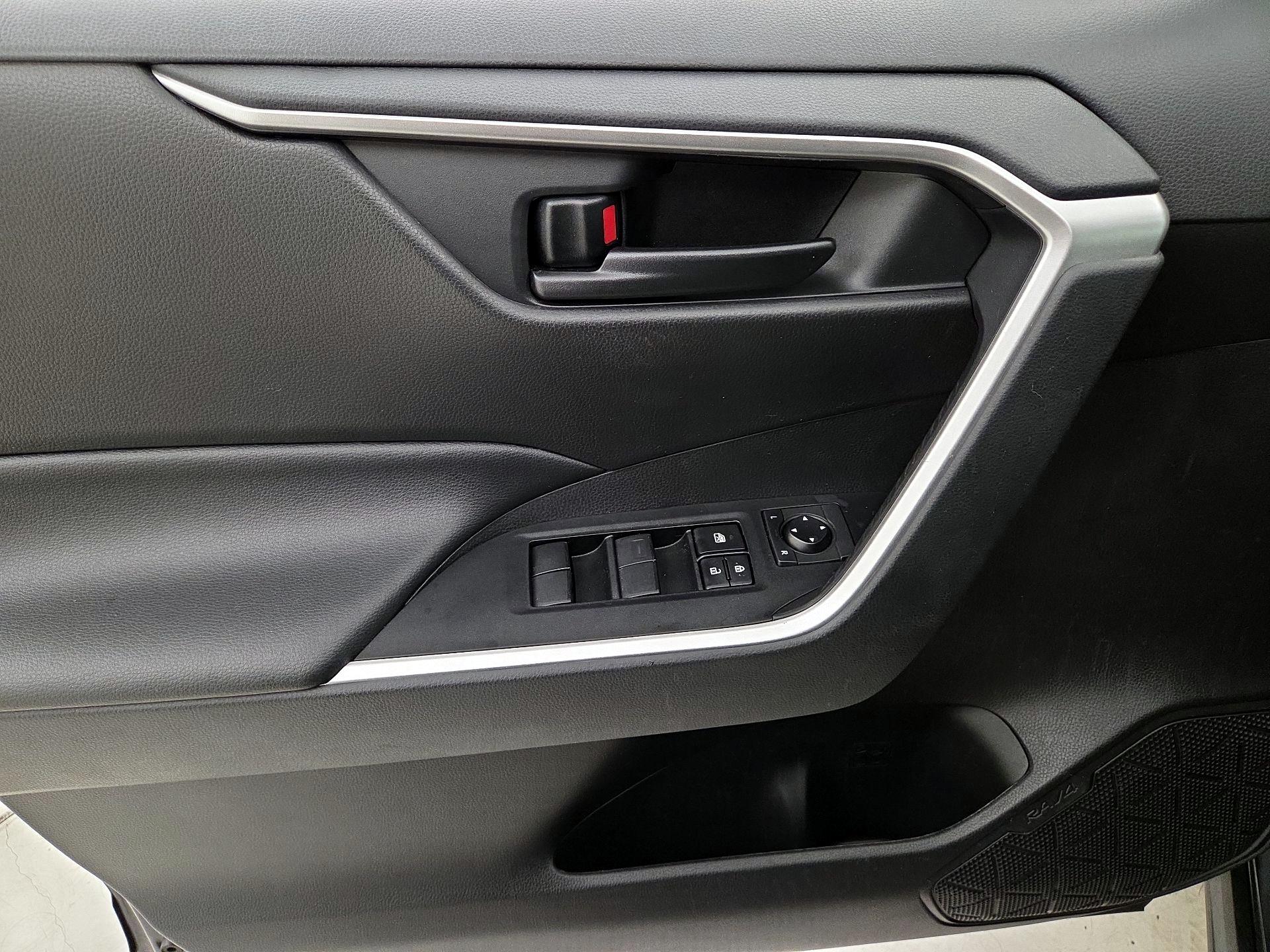 Thumbnail: 2020 Toyota RAV4 - 12