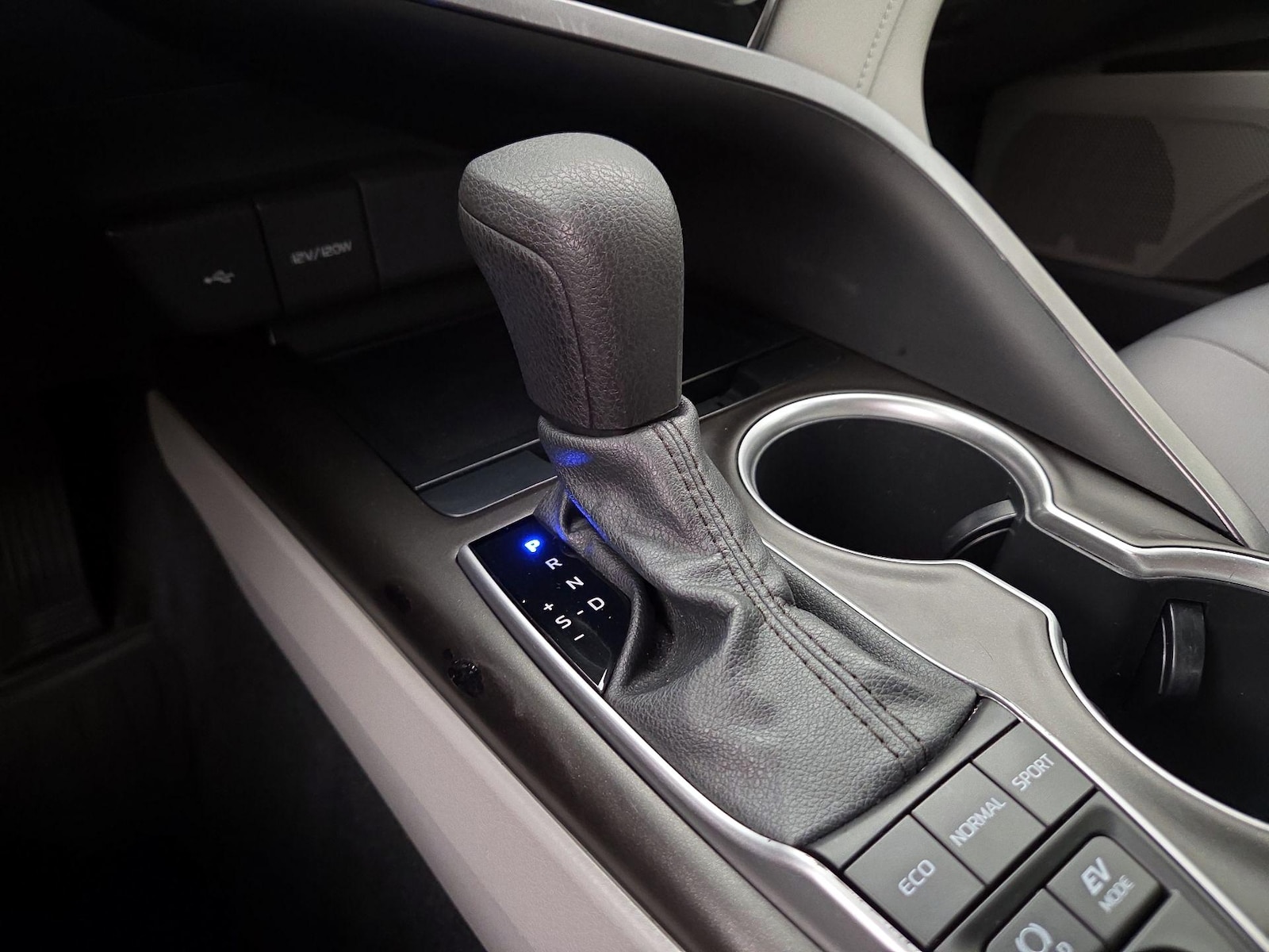 2021 Toyota Camry LE - Photo 18