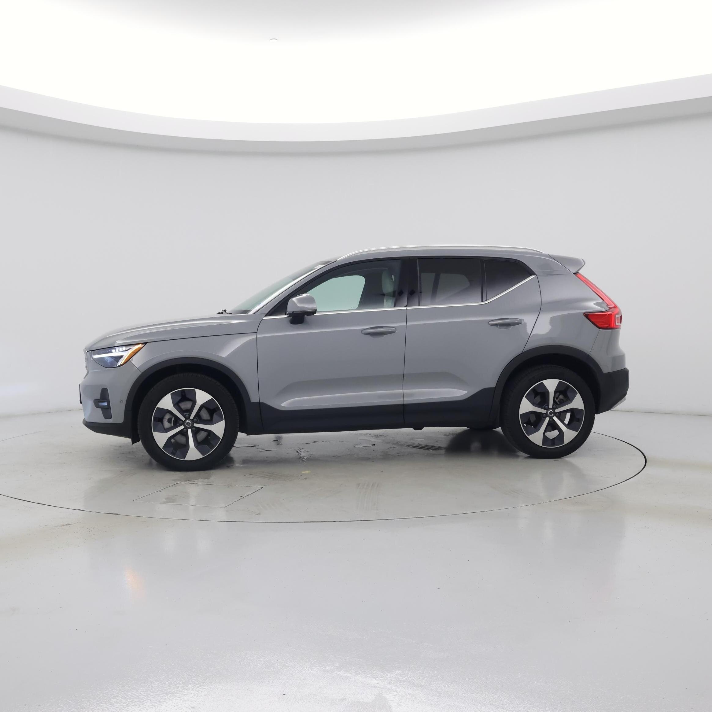 Thumbnail: 2025 Volvo XC40 - 3
