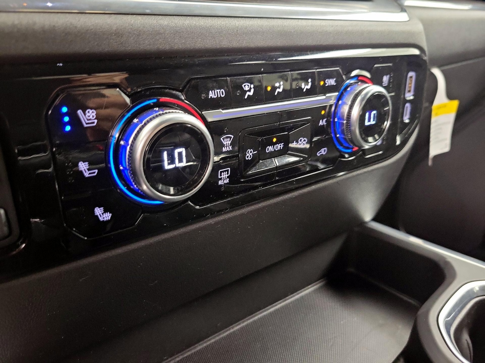 2024 GMC Sierra 1500 SLT - Photo 18