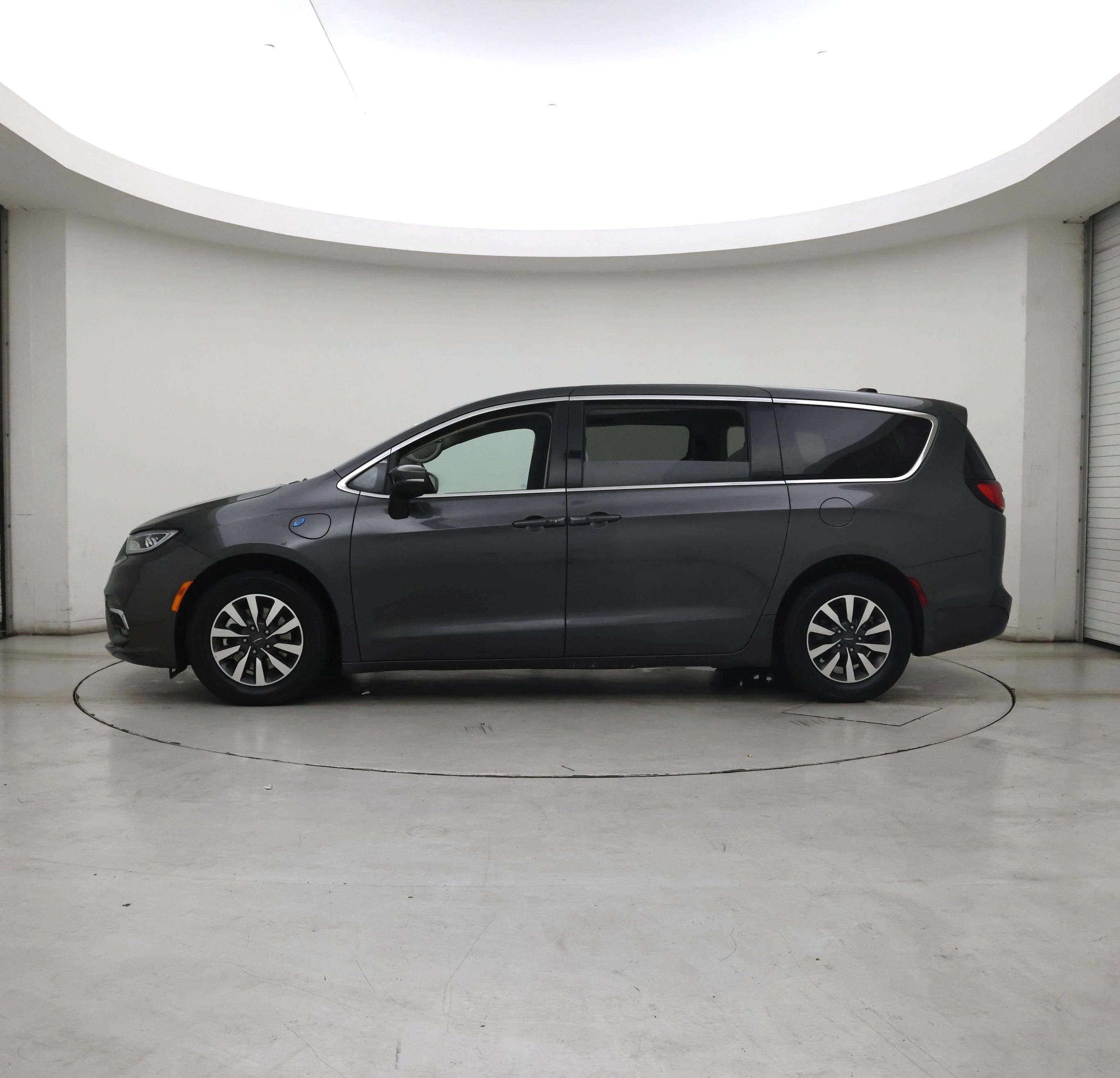 Thumbnail: 2023 Chrysler Pacifica - 3