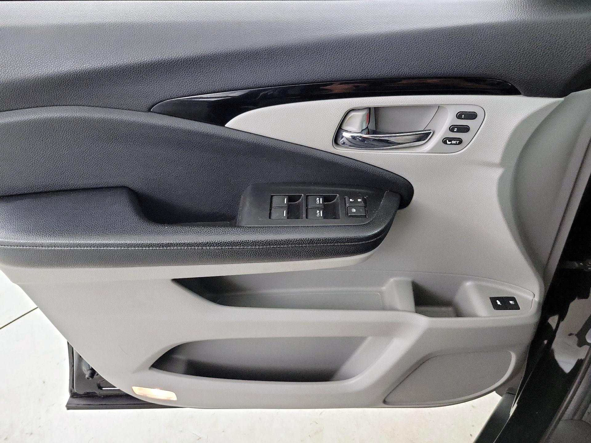 Thumbnail: 2017 Honda Pilot - 12