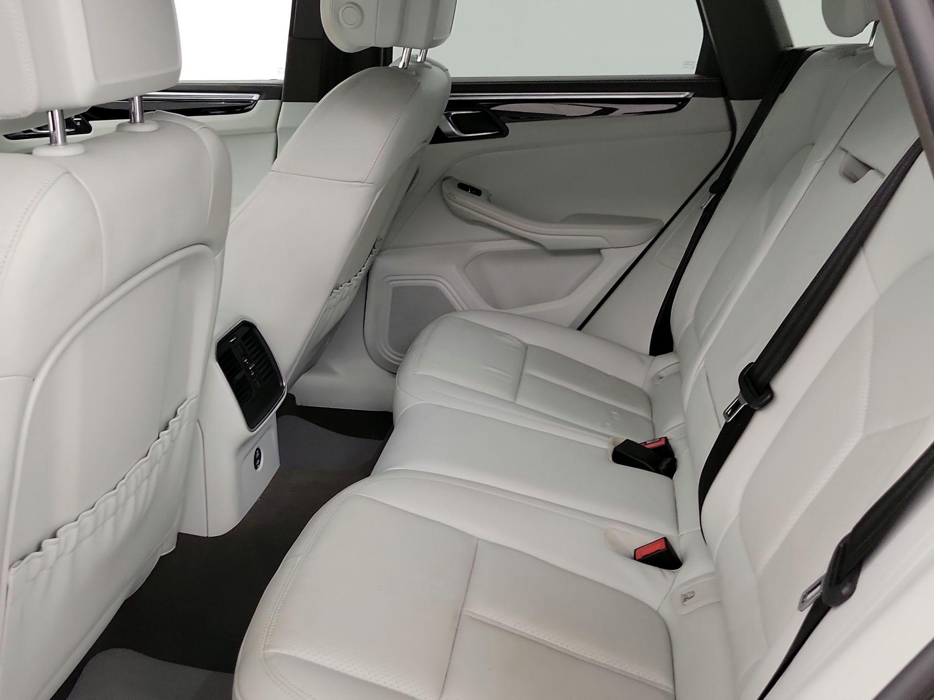 Thumbnail: 2021 Porsche Macan - 18