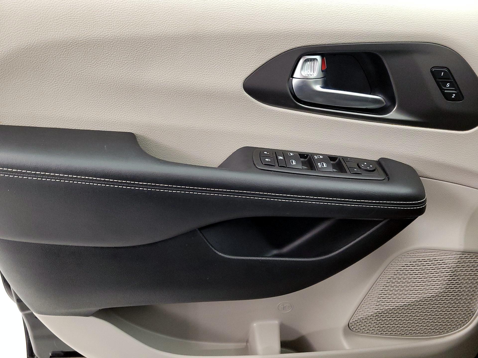 Thumbnail: 2023 Chrysler Pacifica - 12