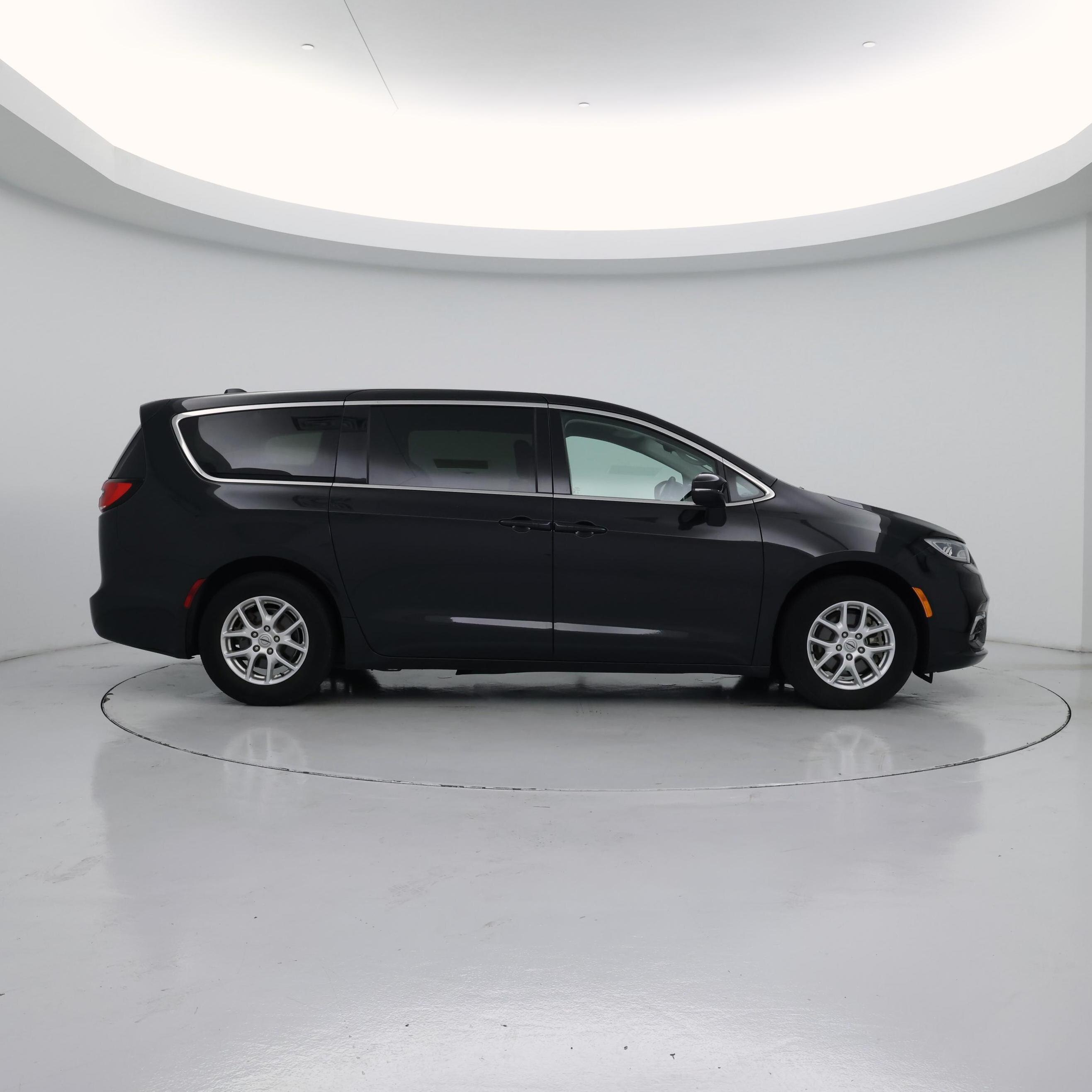 Thumbnail: 2023 Chrysler Pacifica - 7