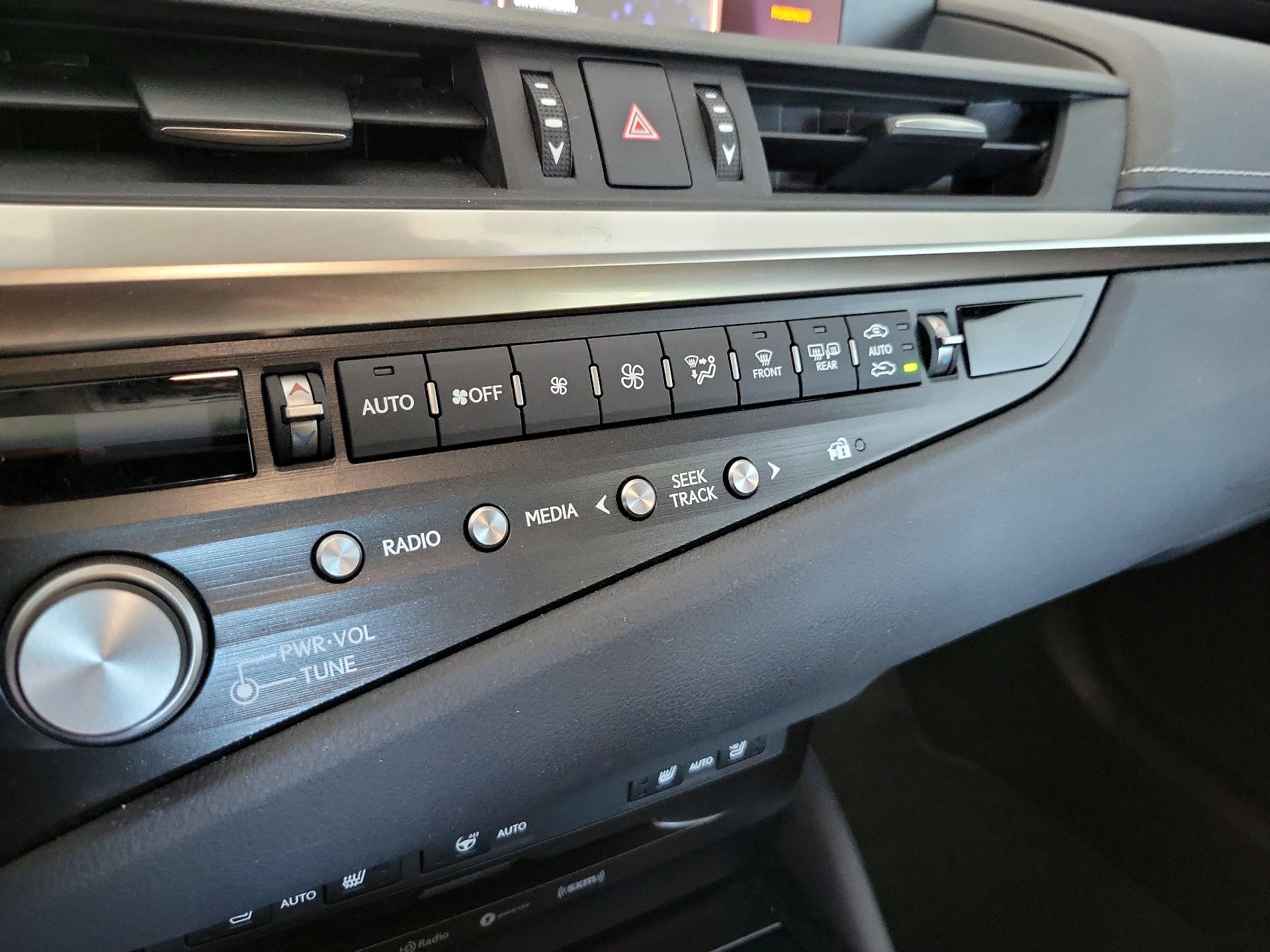 Thumbnail: 2021 Lexus ES - 16
